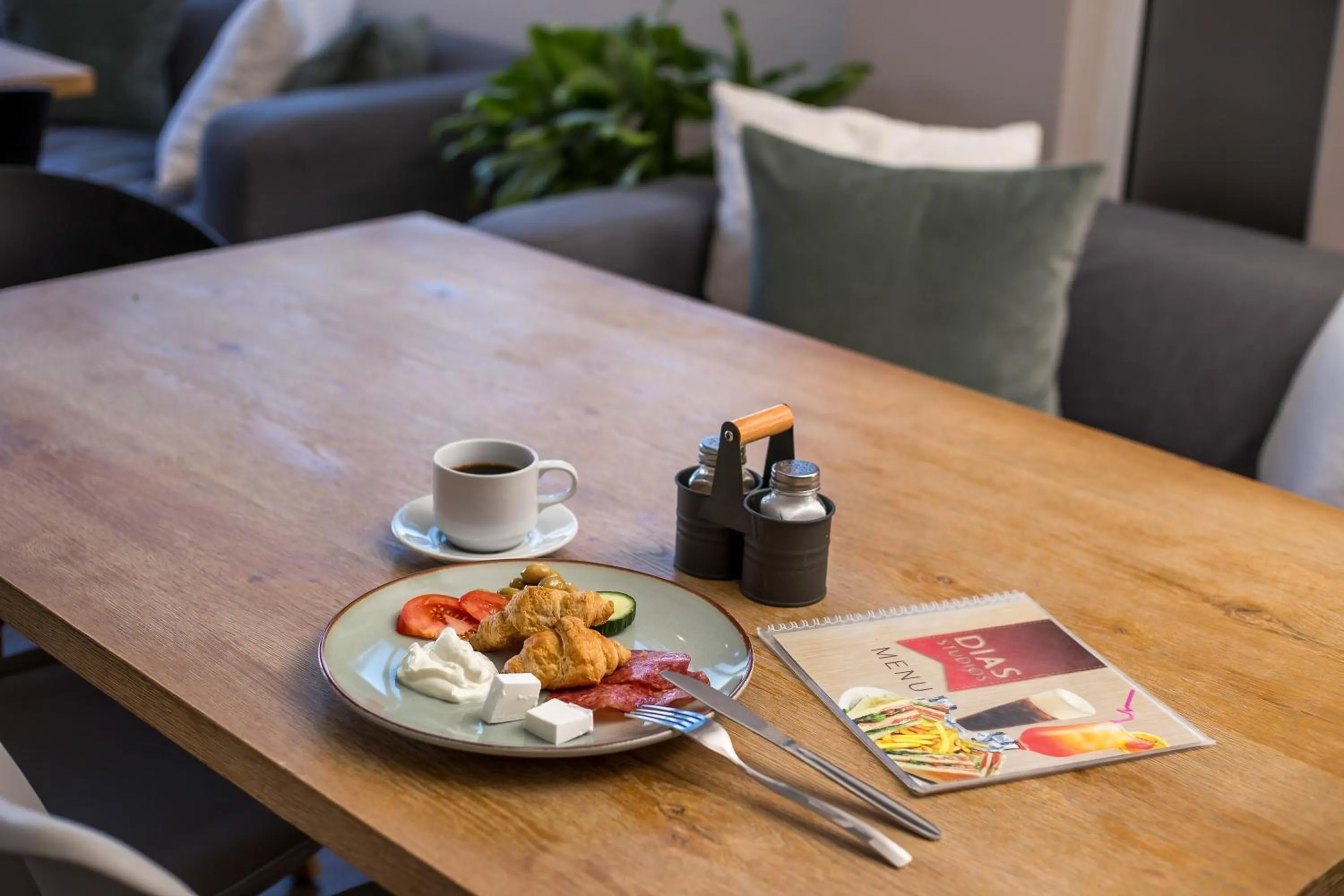 Restaurant/places to eat in Dias Studios & Suites