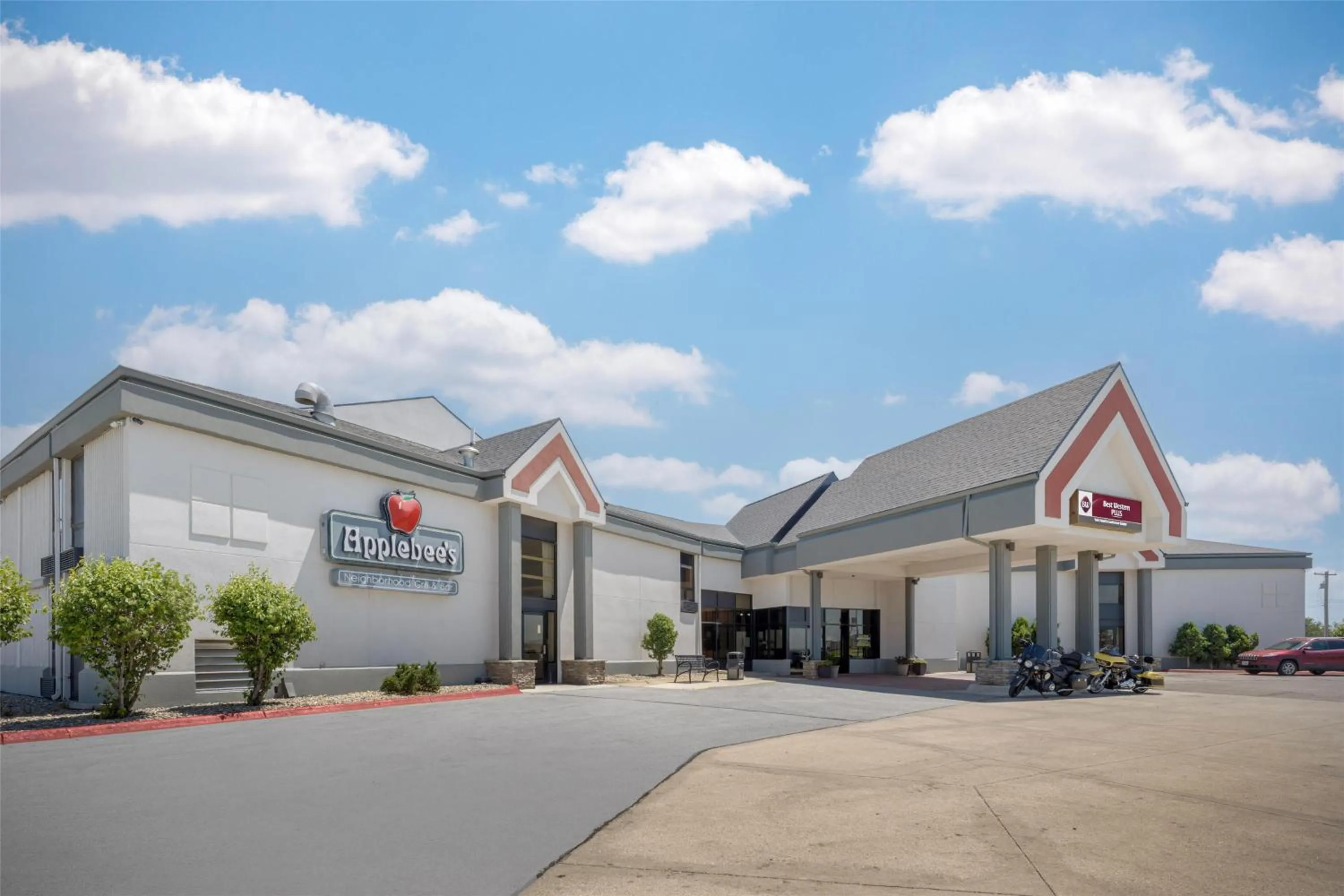 Property building in Best Western Plus York Hotel and Conference Center