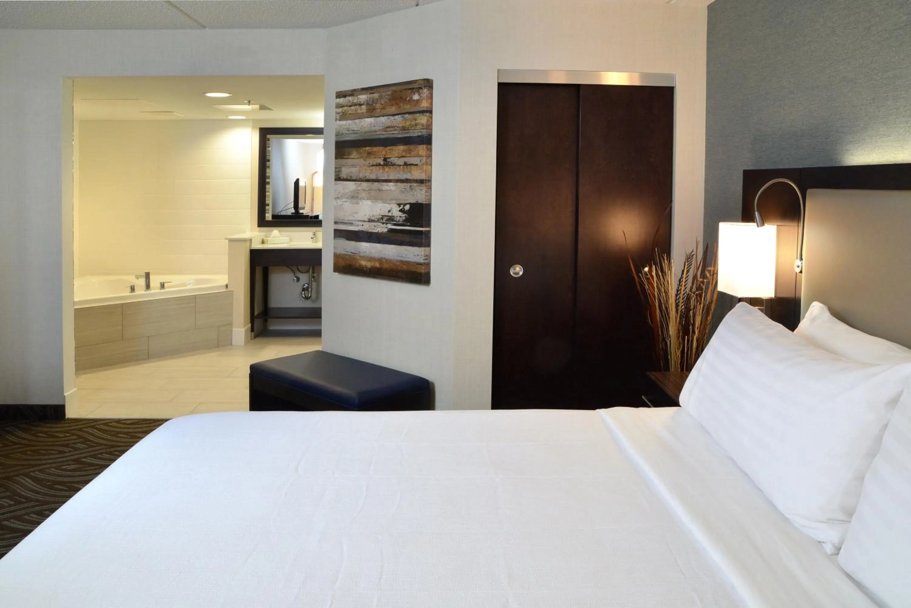 Bedroom, Bed in Holiday Inn Youngstown-South - Boardman by IHG