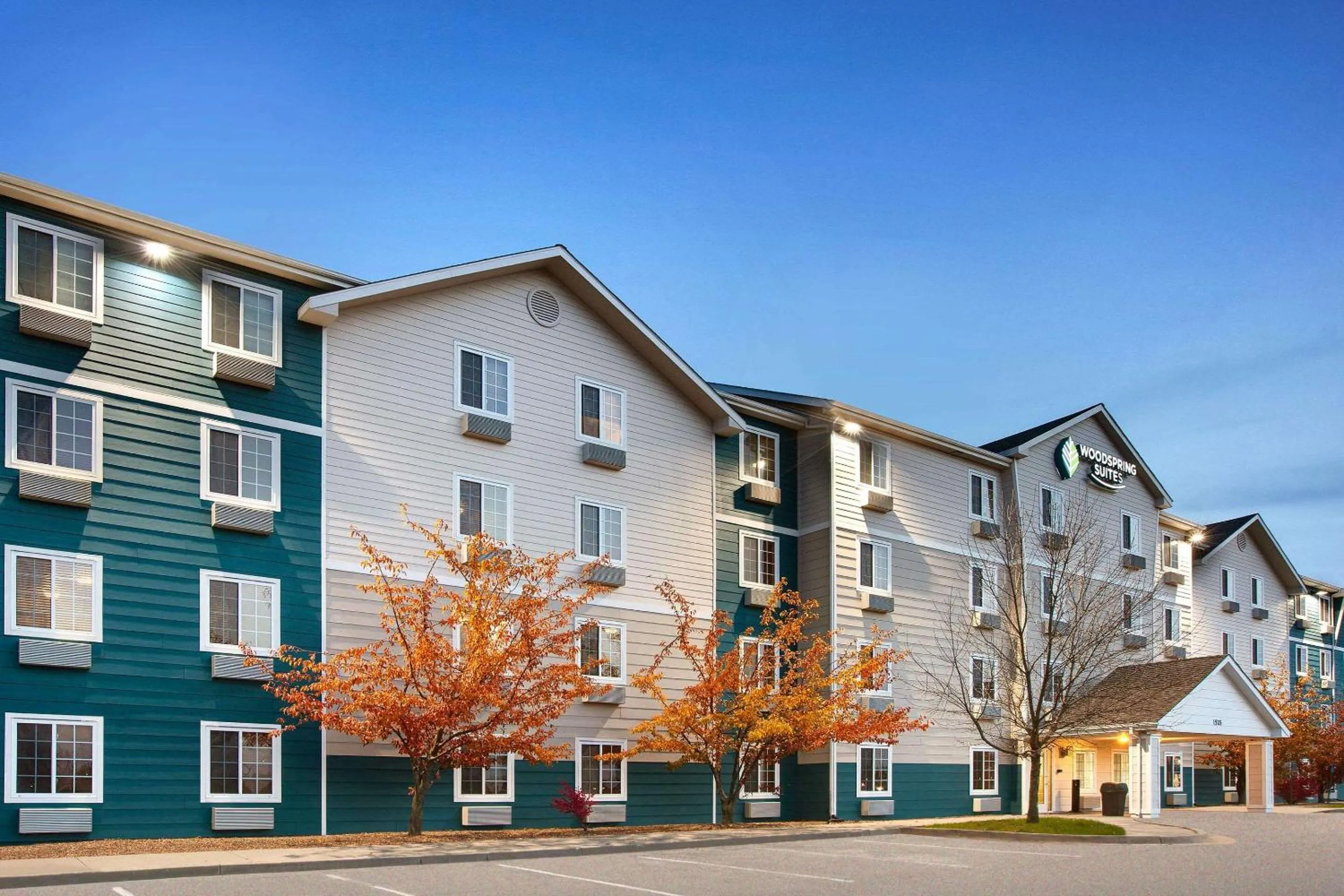Property building in WoodSpring Suites Des Moines Pleasant Hill