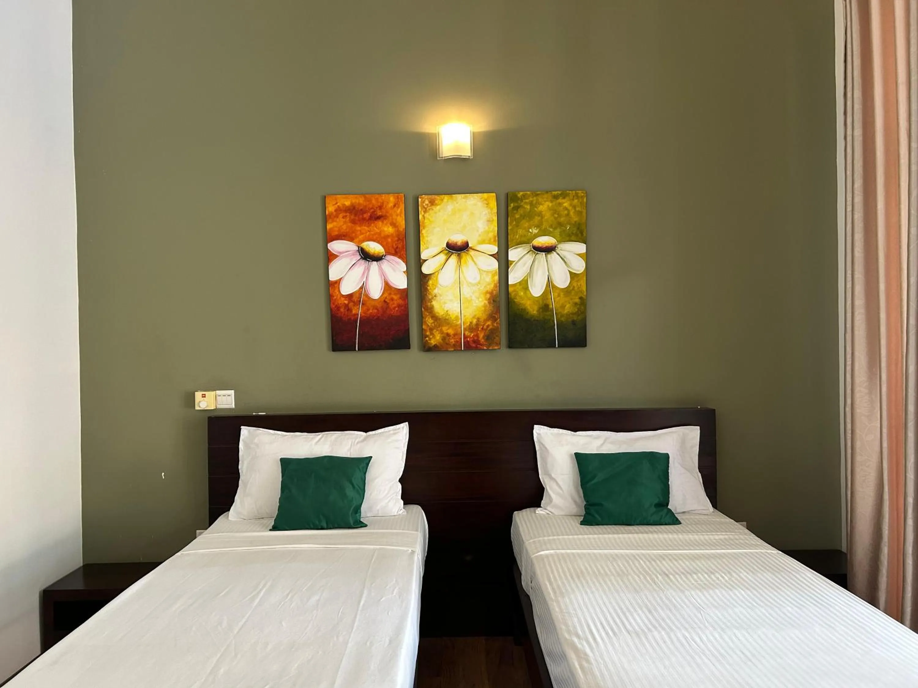 Bedroom, Bed in The Suite 262