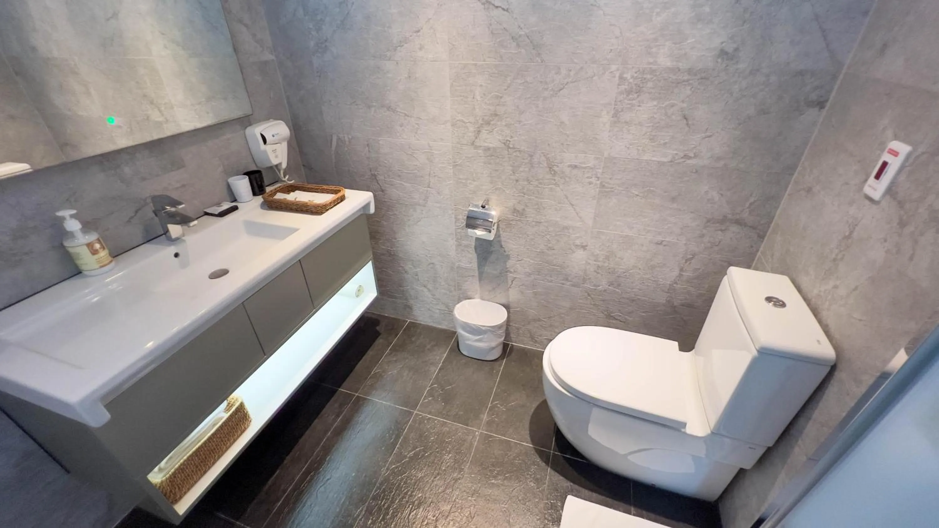 Shower in GOGO Hotel 市政館