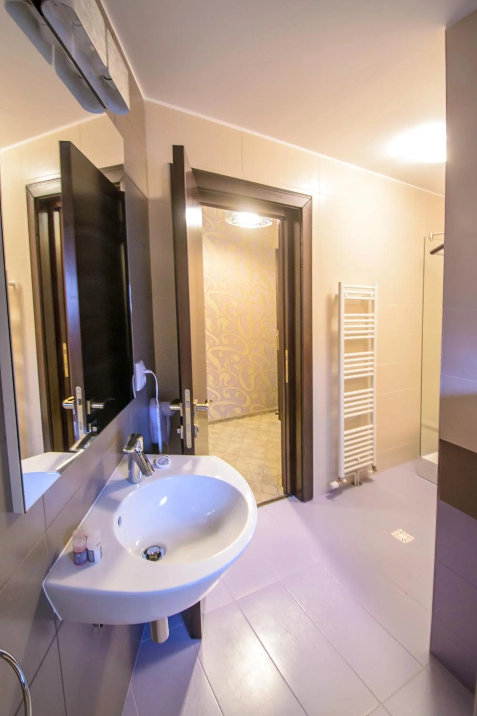 Shower in Pietrele lui Solomon