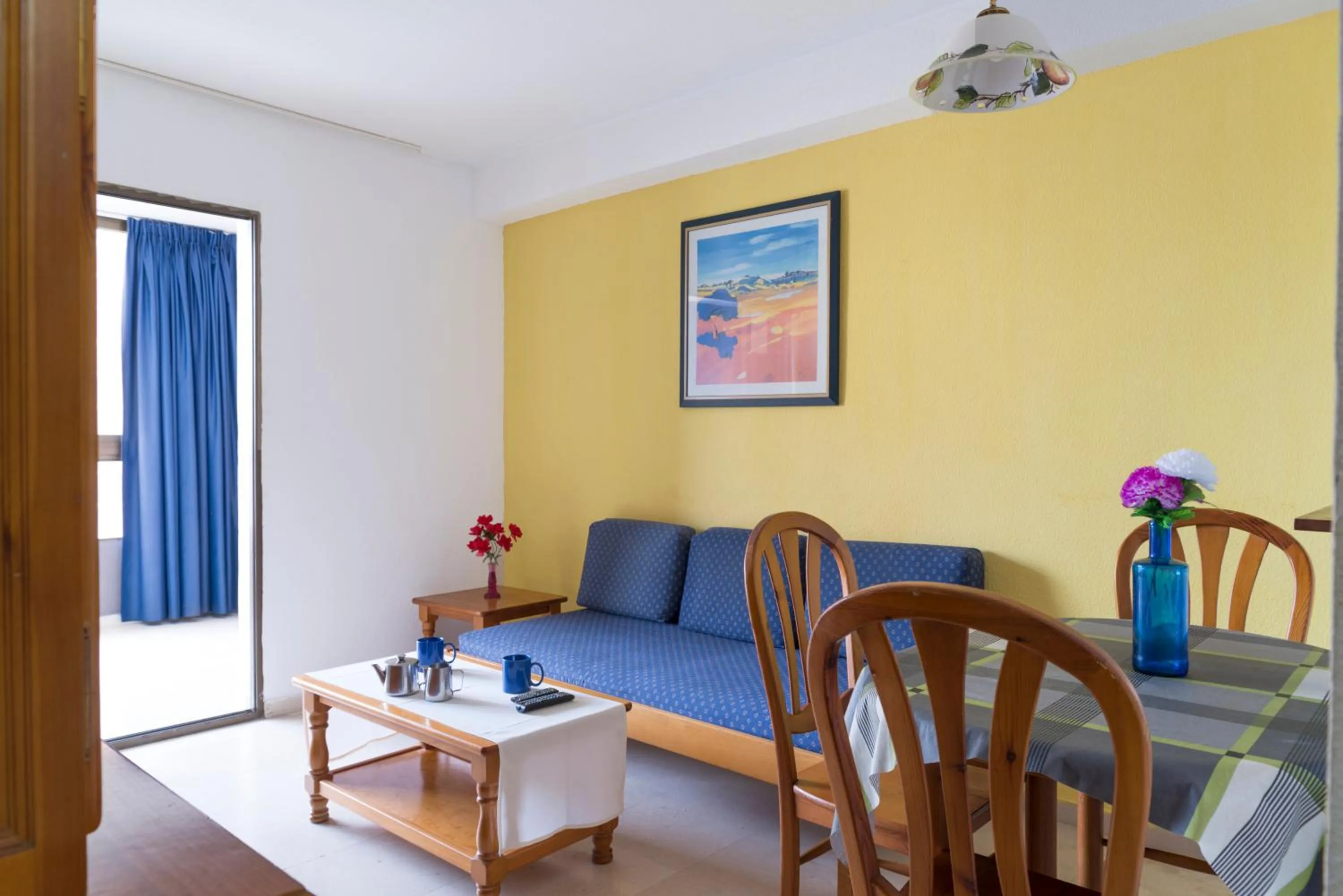 Living room in Apartamentos Gemelos 2 y 4 by Gestaltur