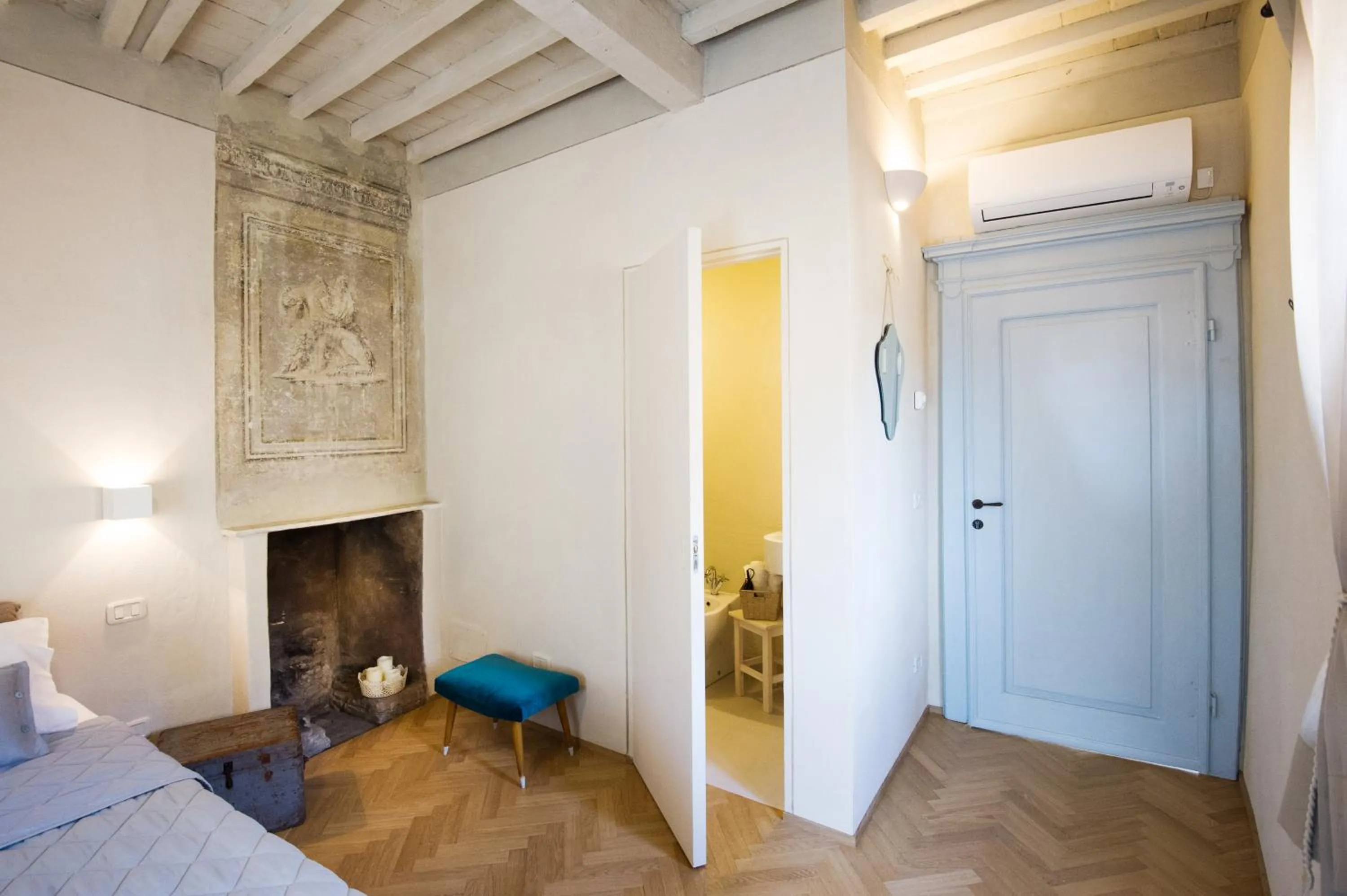 Decorative detail, Bed in Il Piccolo Cavour Charming House B&B