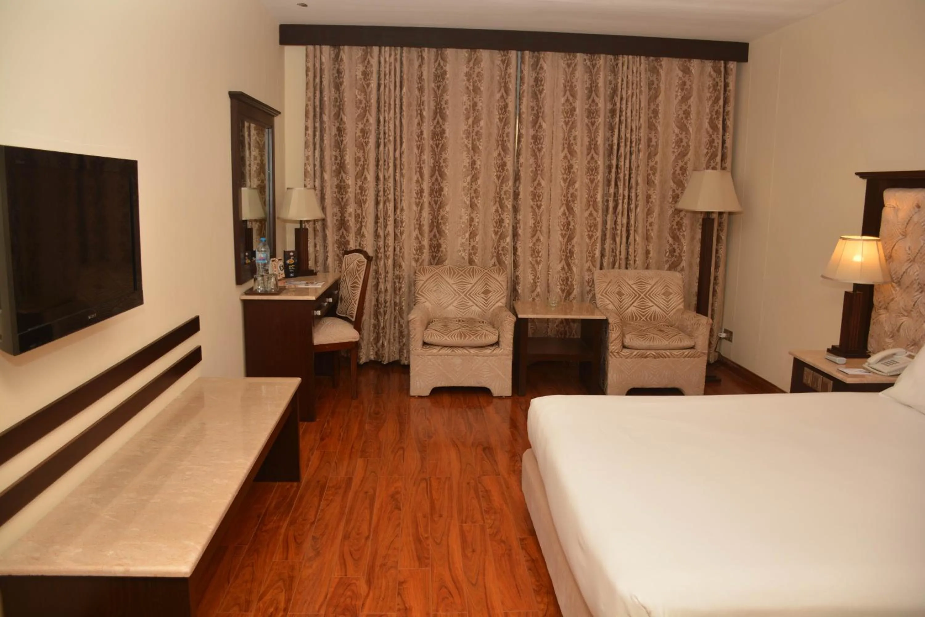 Bedroom, Bed in Islamabad Hotel