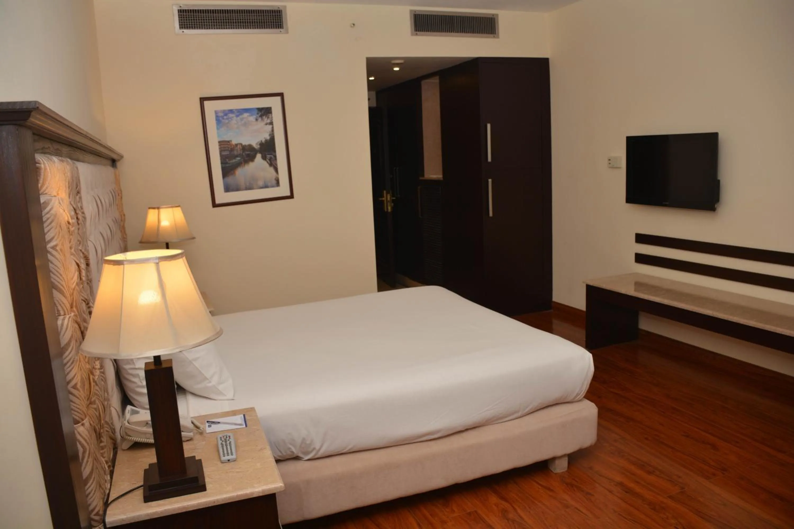 Bed in Islamabad Hotel