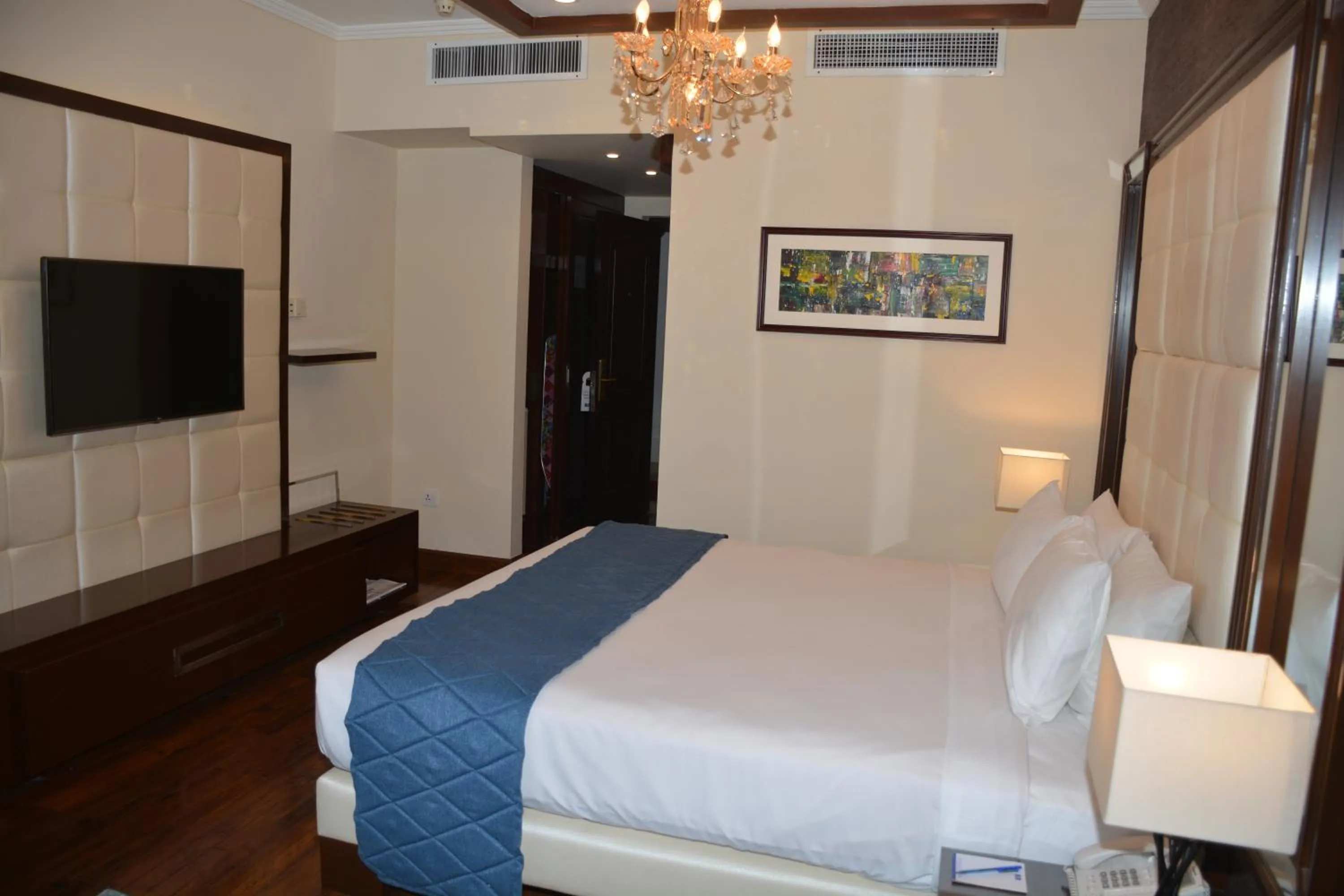 Bed in Islamabad Hotel