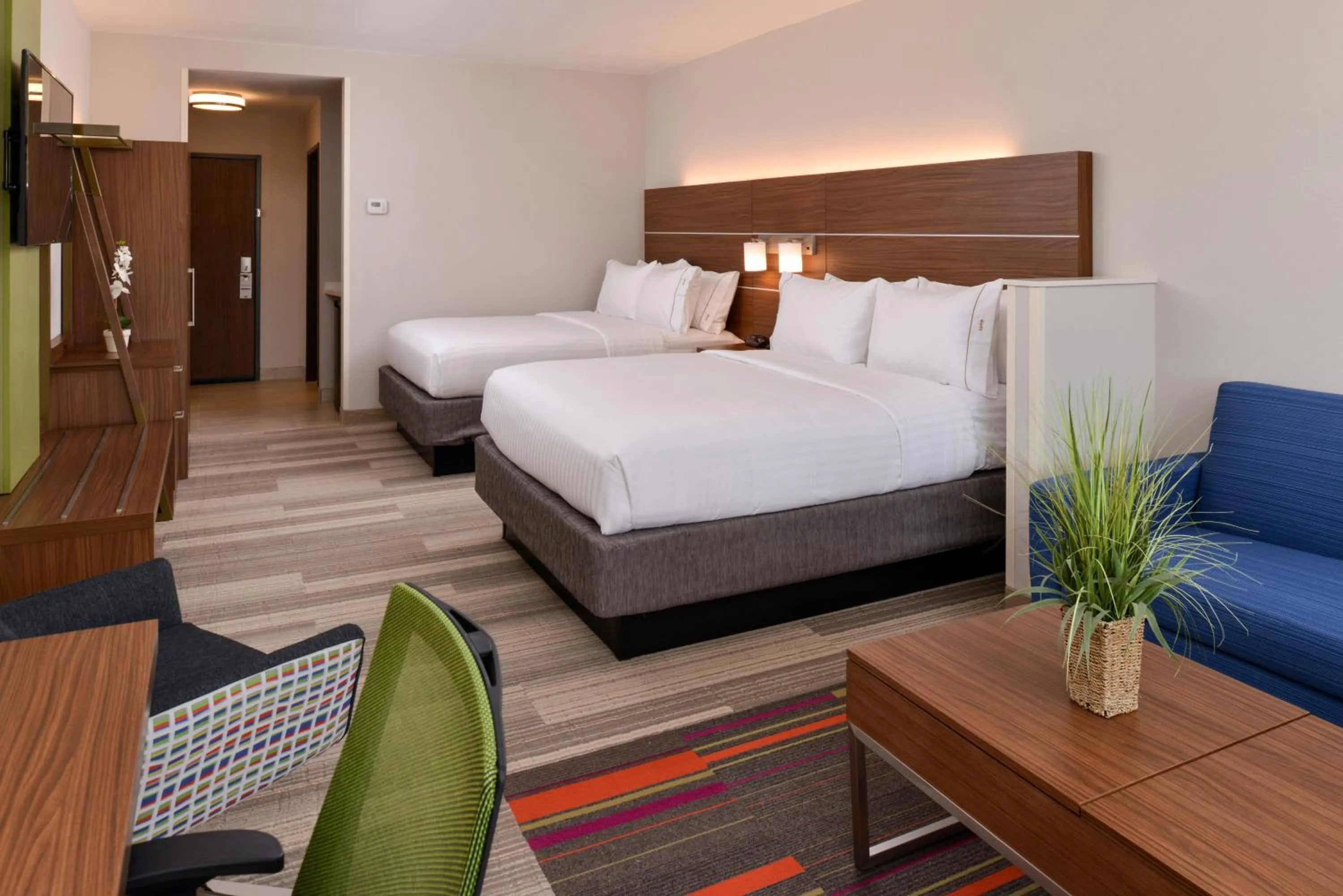 Photo of the whole room, Bed in Holiday Inn Express & Suites Salem by IHG