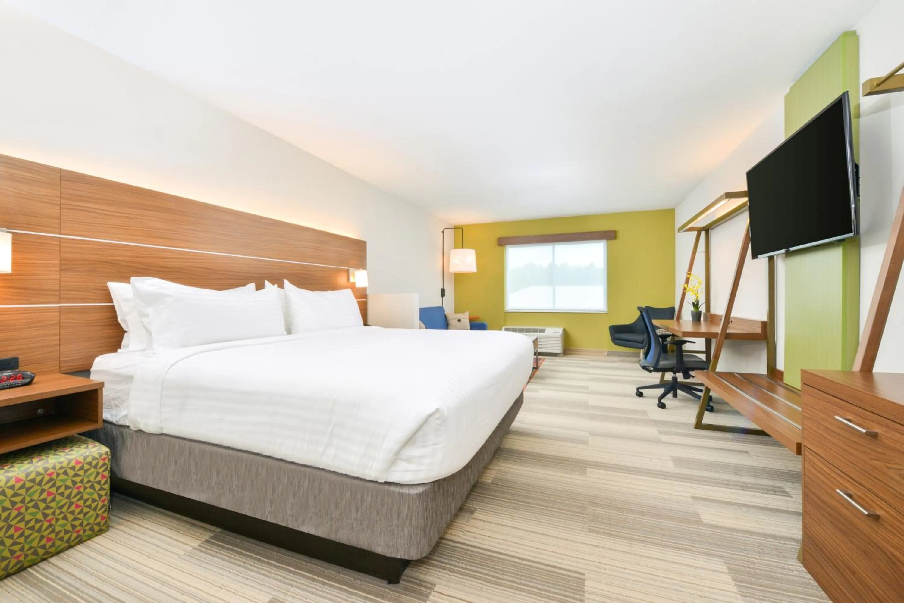 Bed in Holiday Inn Express & Suites Salem by IHG