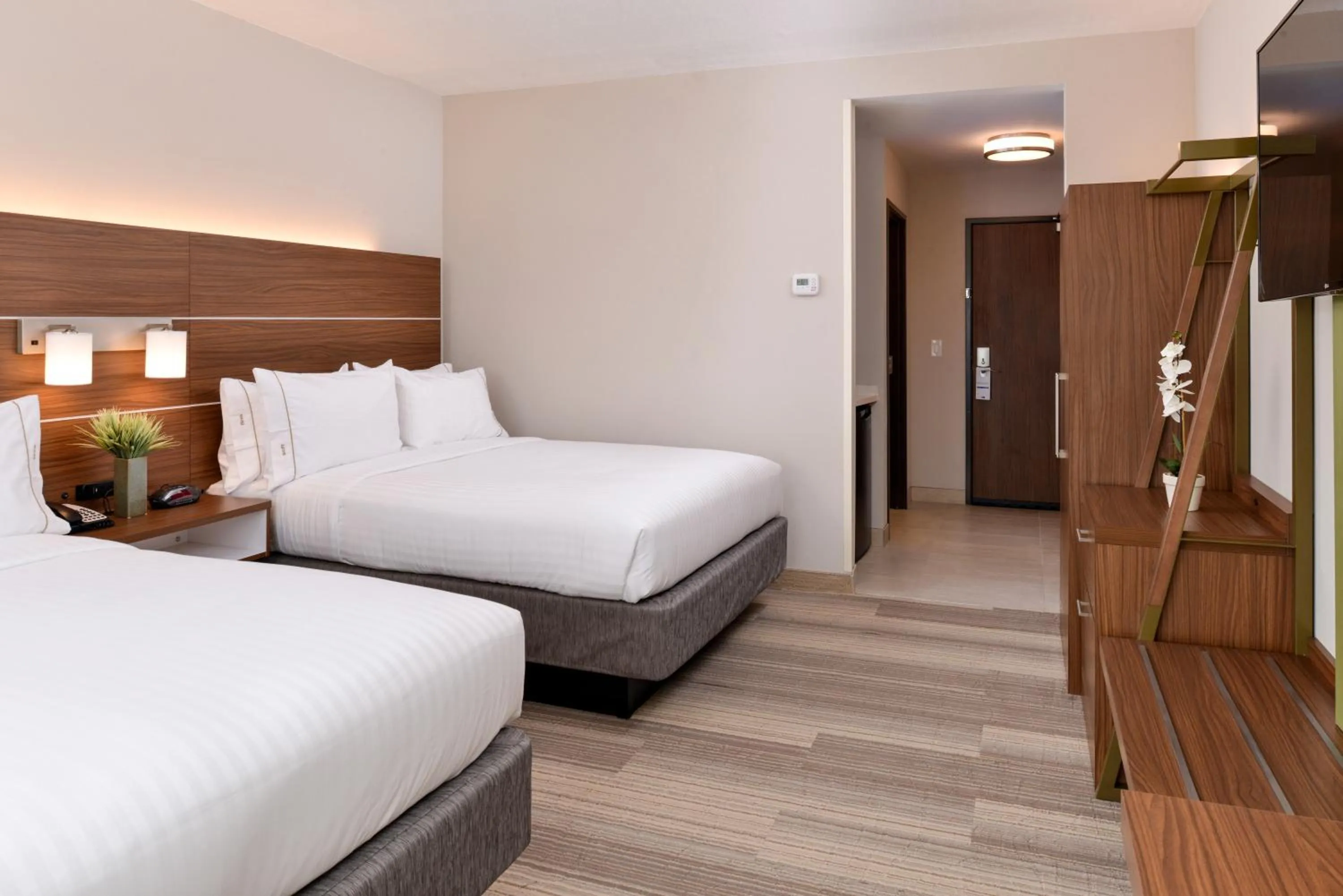 Photo of the whole room, Bed in Holiday Inn Express & Suites Salem by IHG