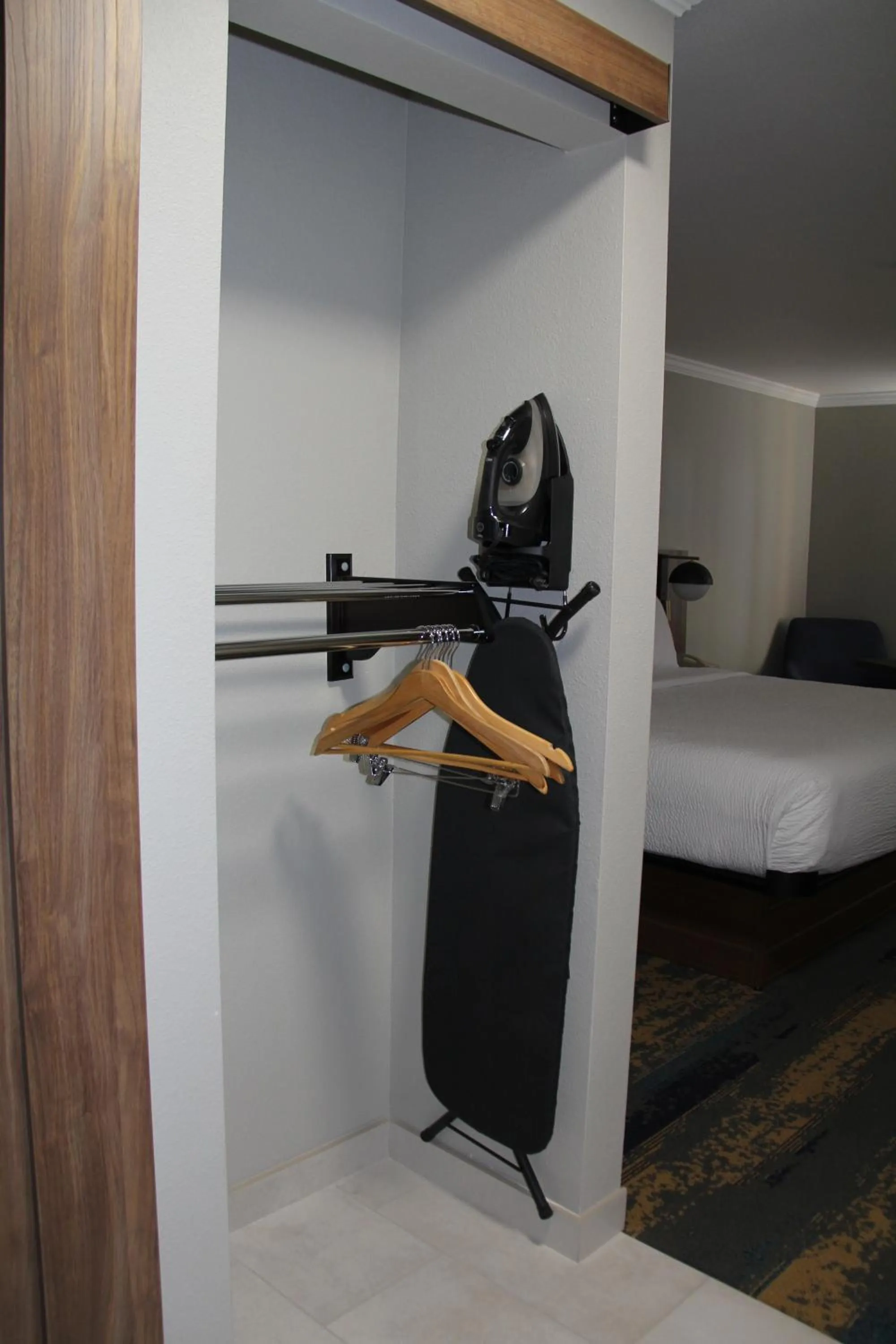 Bed in La Quinta Inn & Suites by Wyndham Yakima Downtown