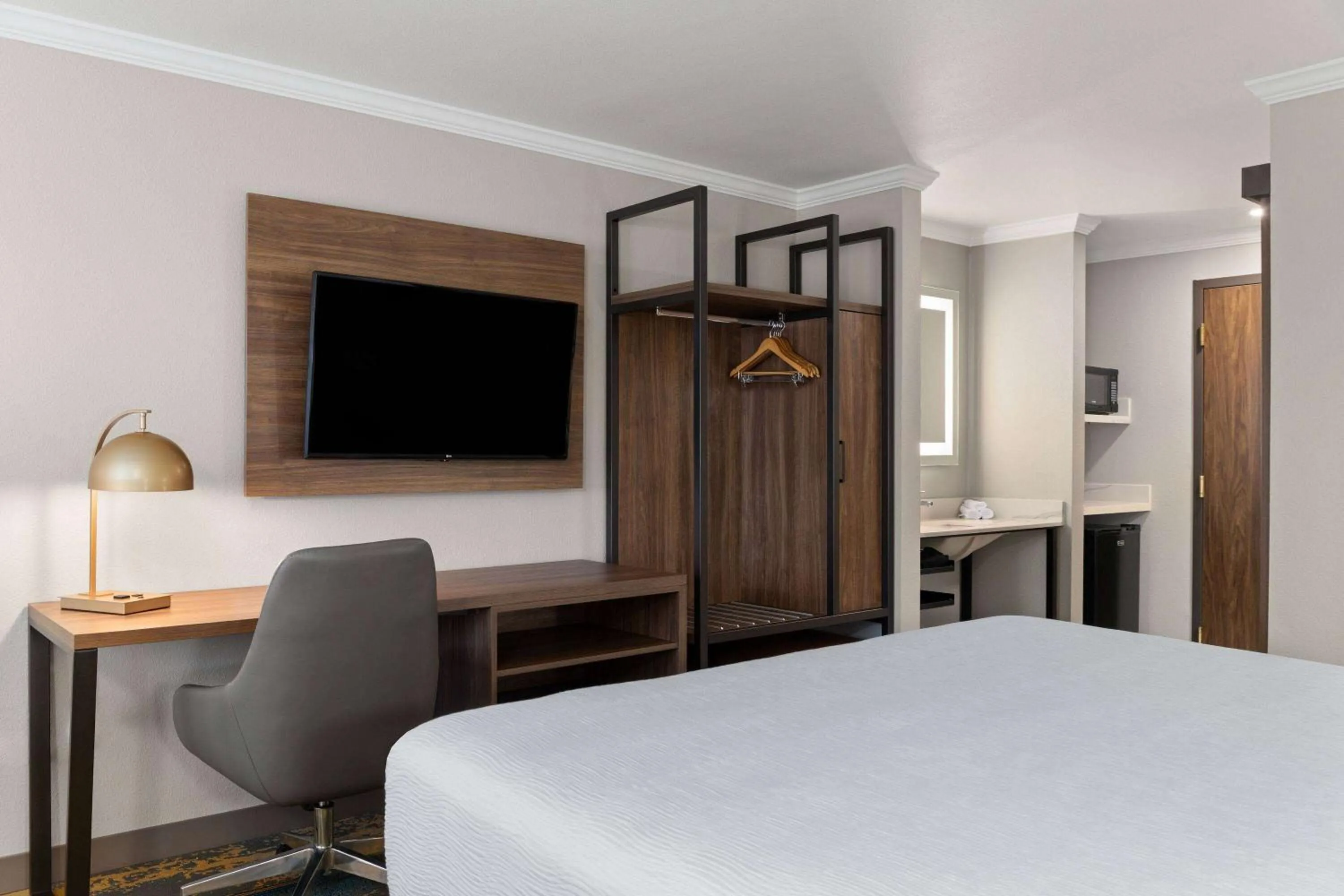 Photo of the whole room, Bed in La Quinta Inn & Suites by Wyndham Yakima Downtown