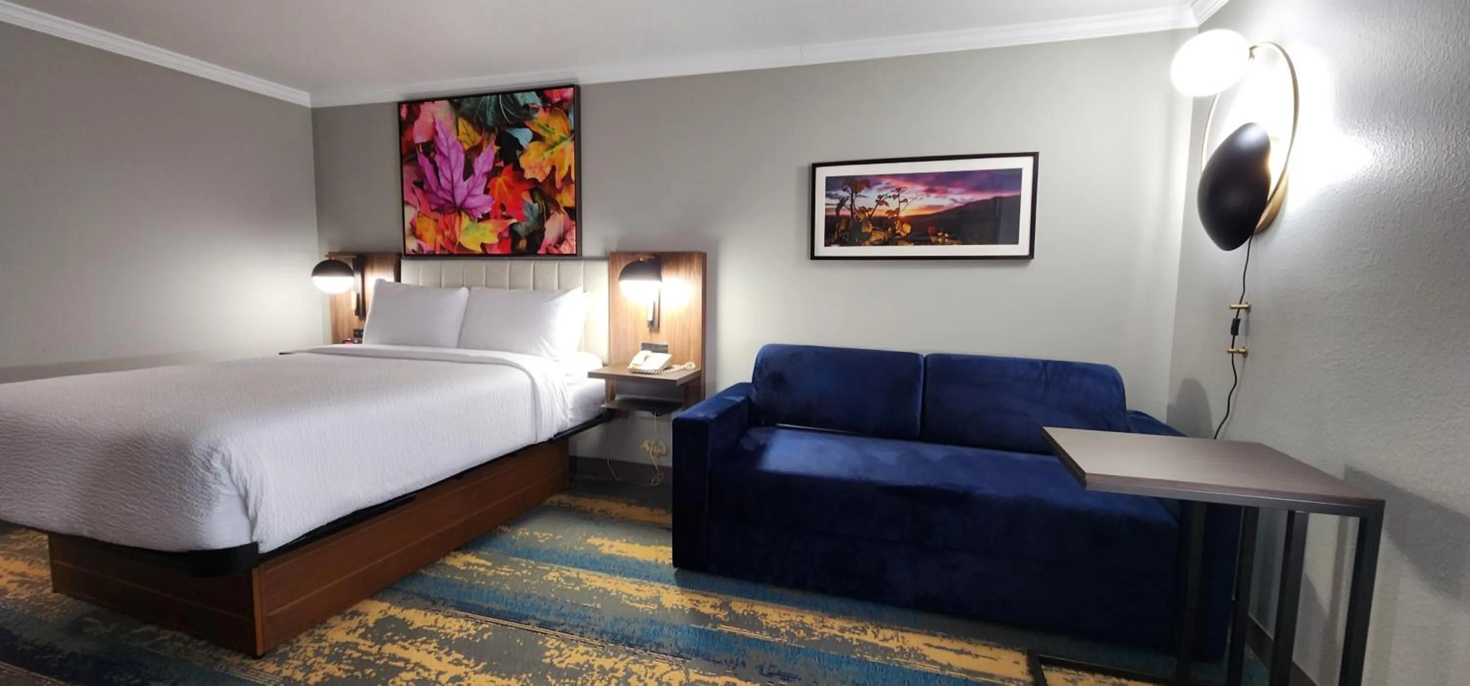 Bed in La Quinta Inn & Suites by Wyndham Yakima Downtown