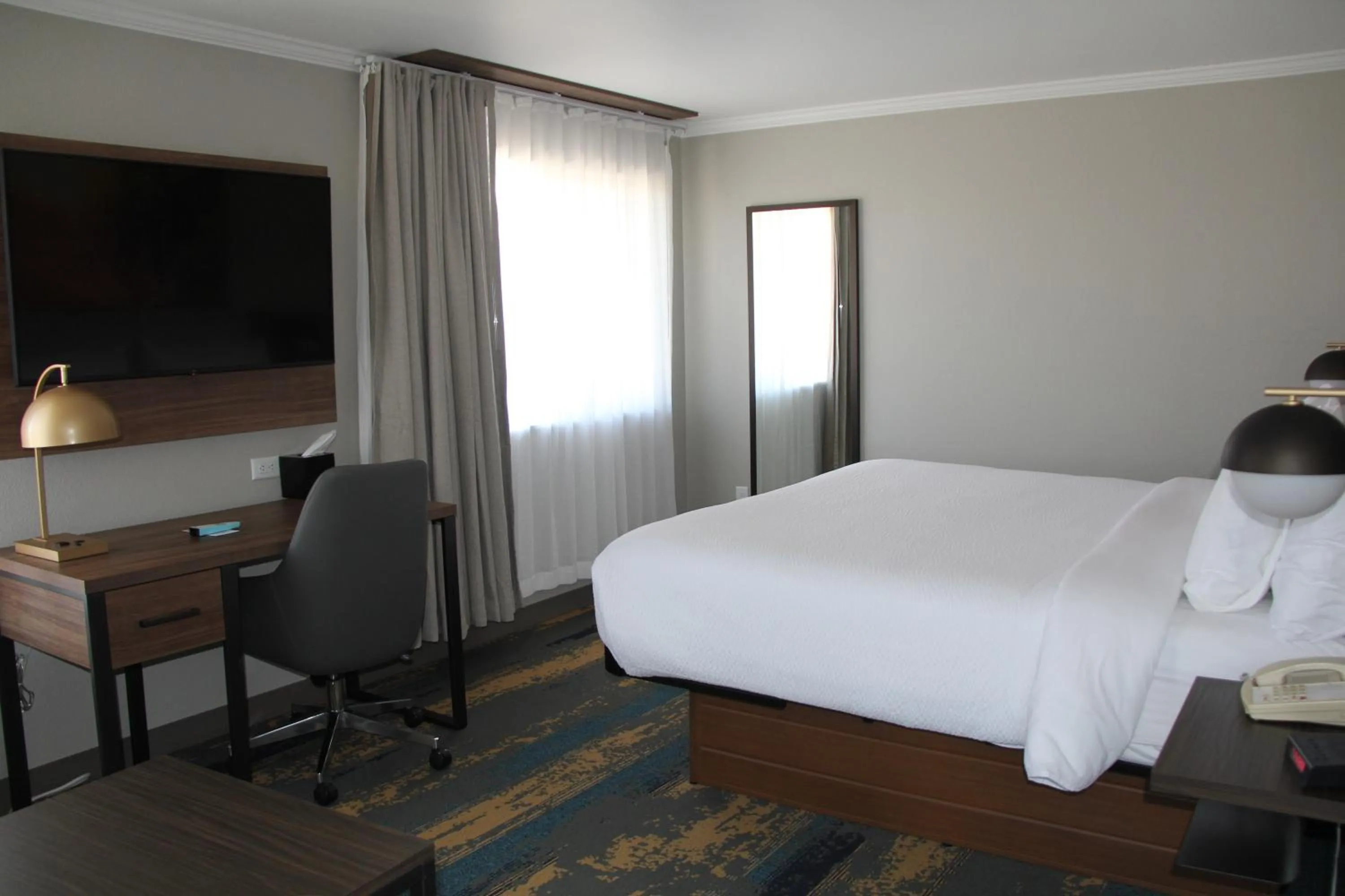 Bed in La Quinta Inn & Suites by Wyndham Yakima Downtown