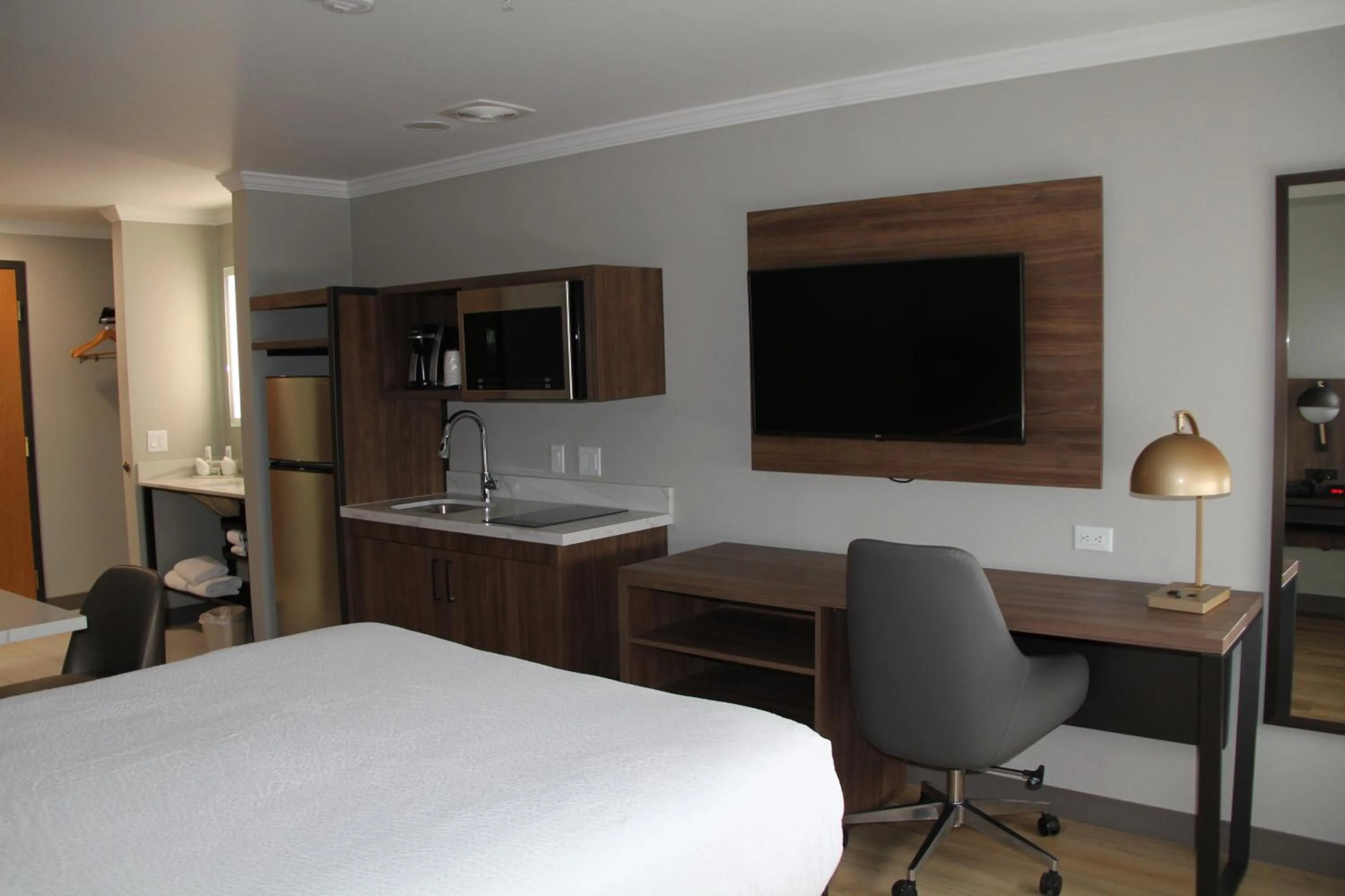 Bed in La Quinta Inn & Suites by Wyndham Yakima Downtown