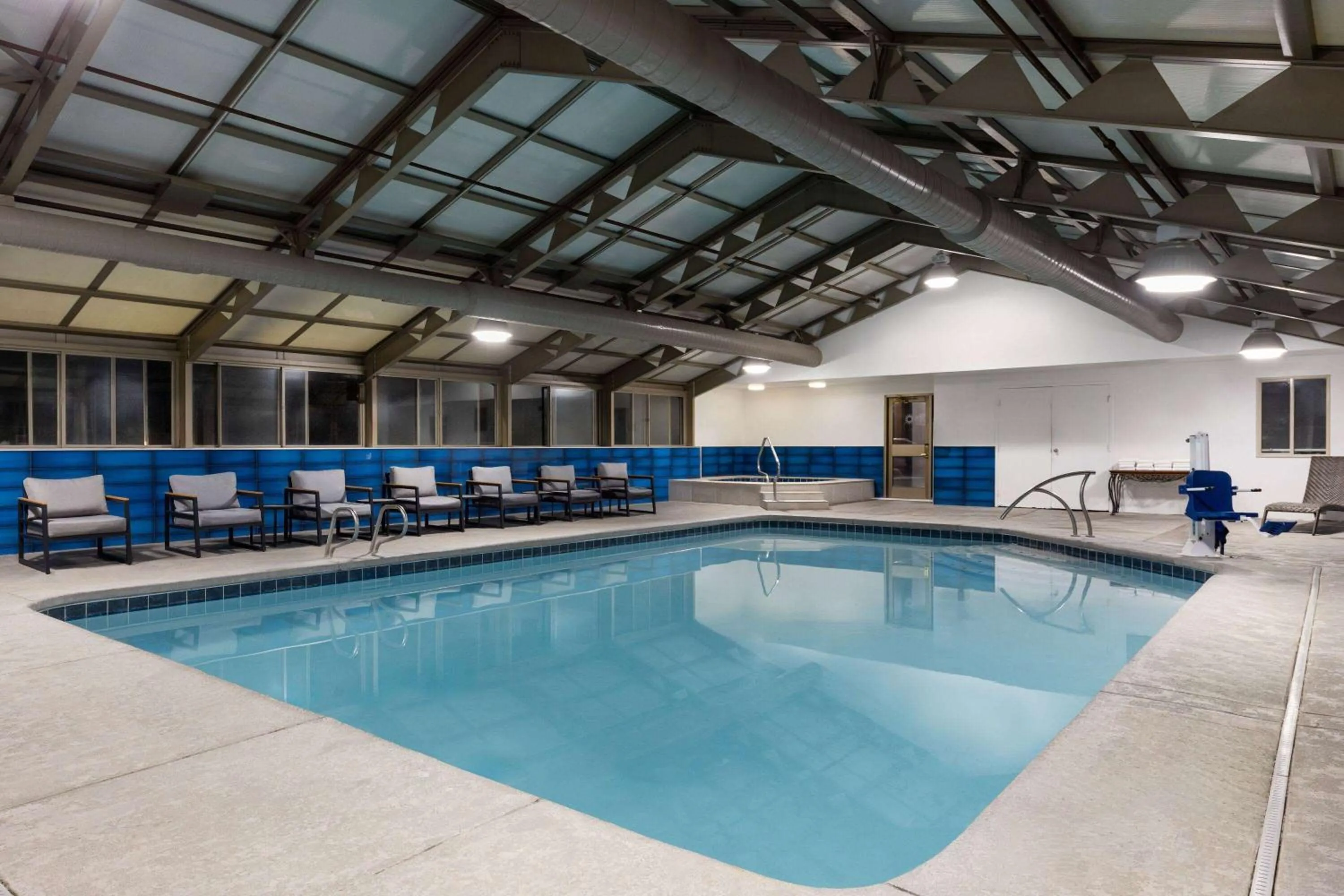 Swimming pool in La Quinta Inn & Suites by Wyndham Yakima Downtown