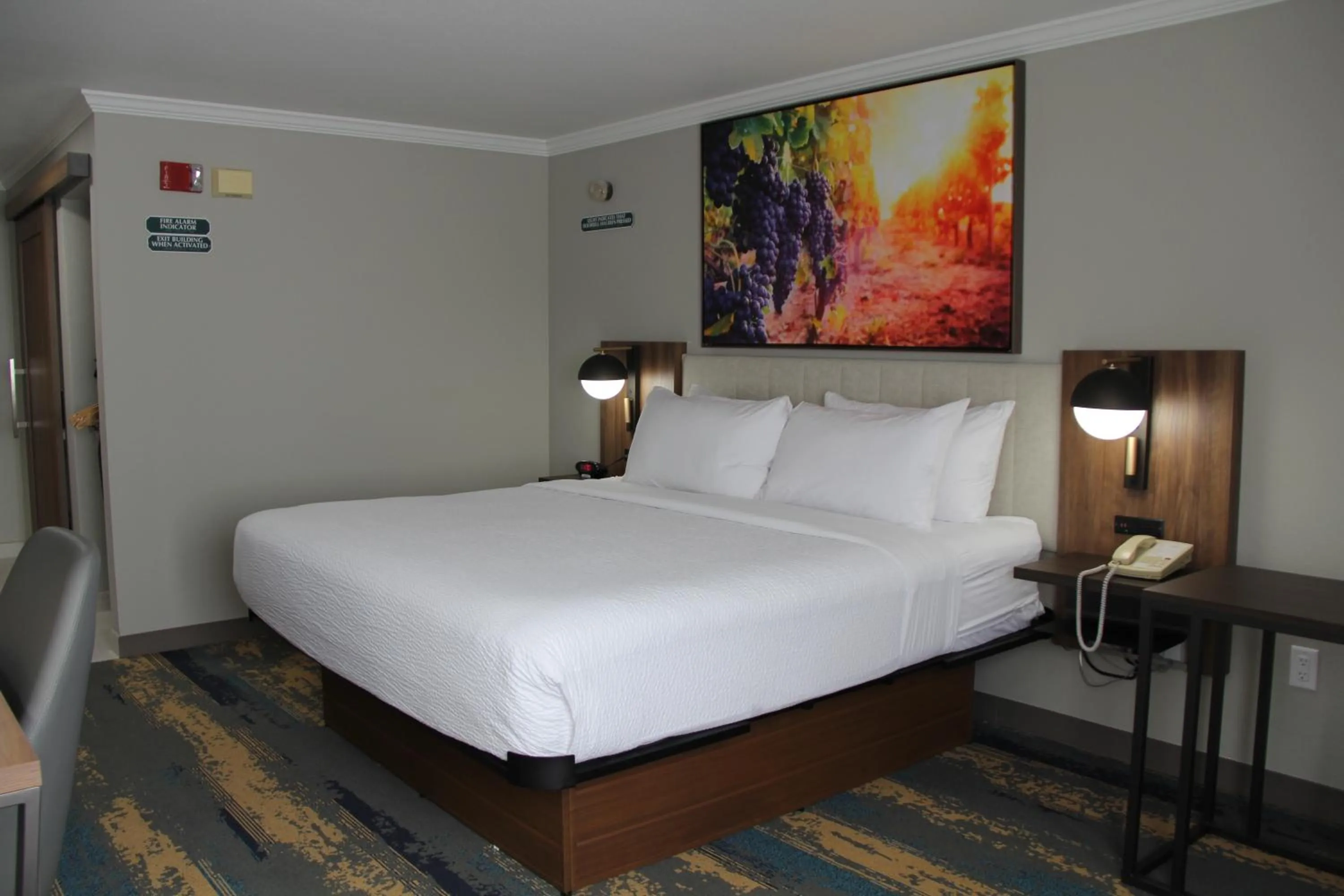 Bed in La Quinta Inn & Suites by Wyndham Yakima Downtown