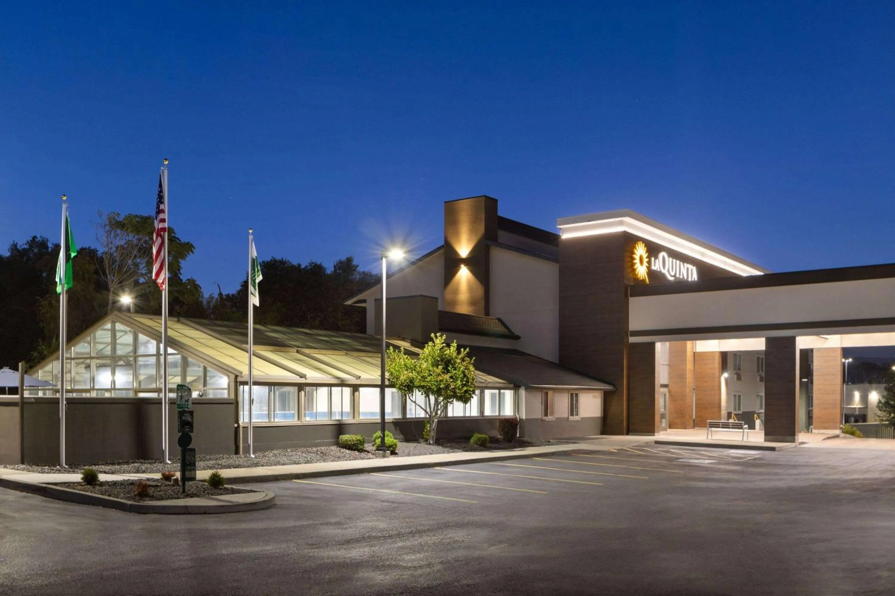 Property building in La Quinta Inn & Suites by Wyndham Yakima Downtown