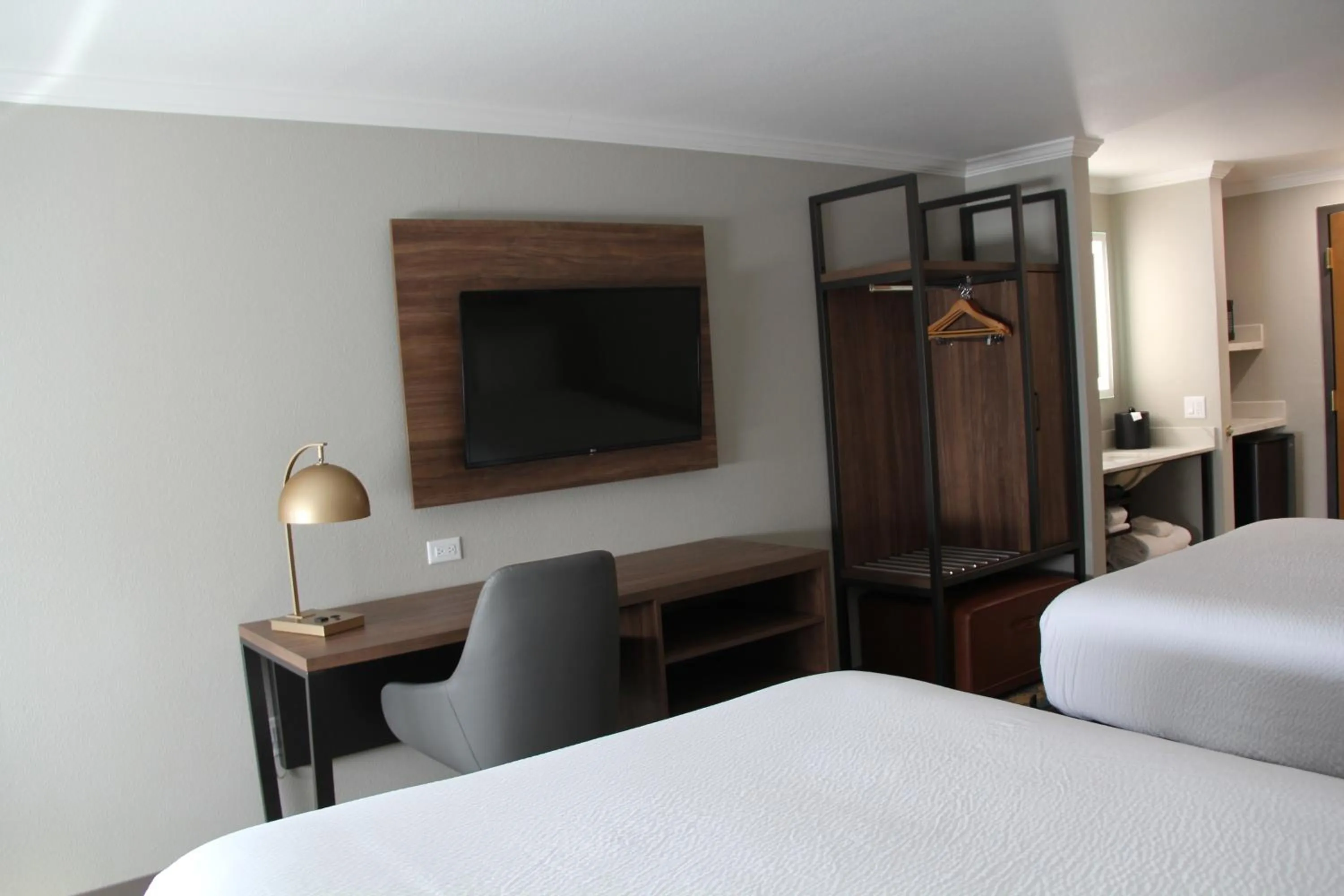 Bed in La Quinta Inn & Suites by Wyndham Yakima Downtown