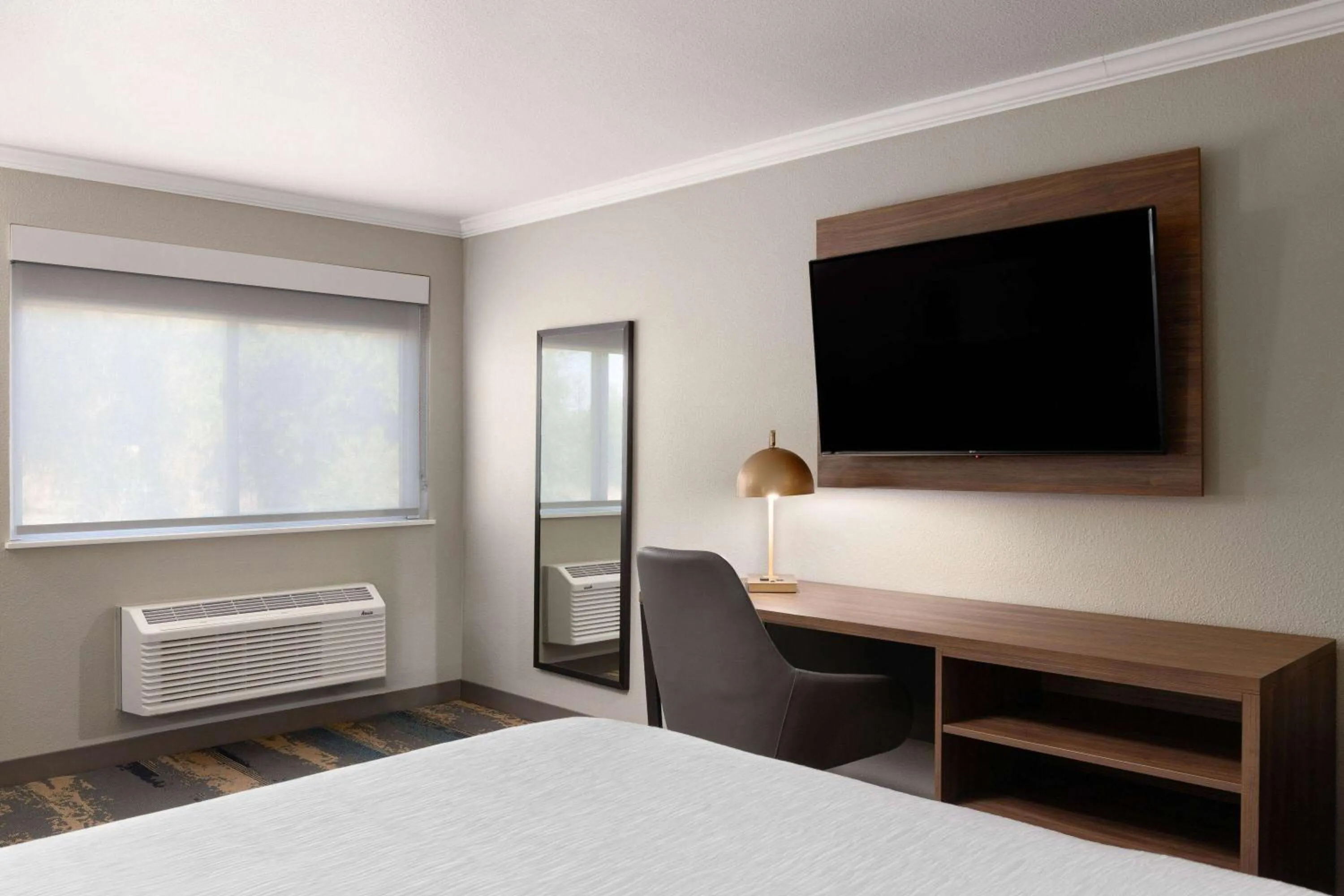 Photo of the whole room, Bed in La Quinta Inn & Suites by Wyndham Yakima Downtown