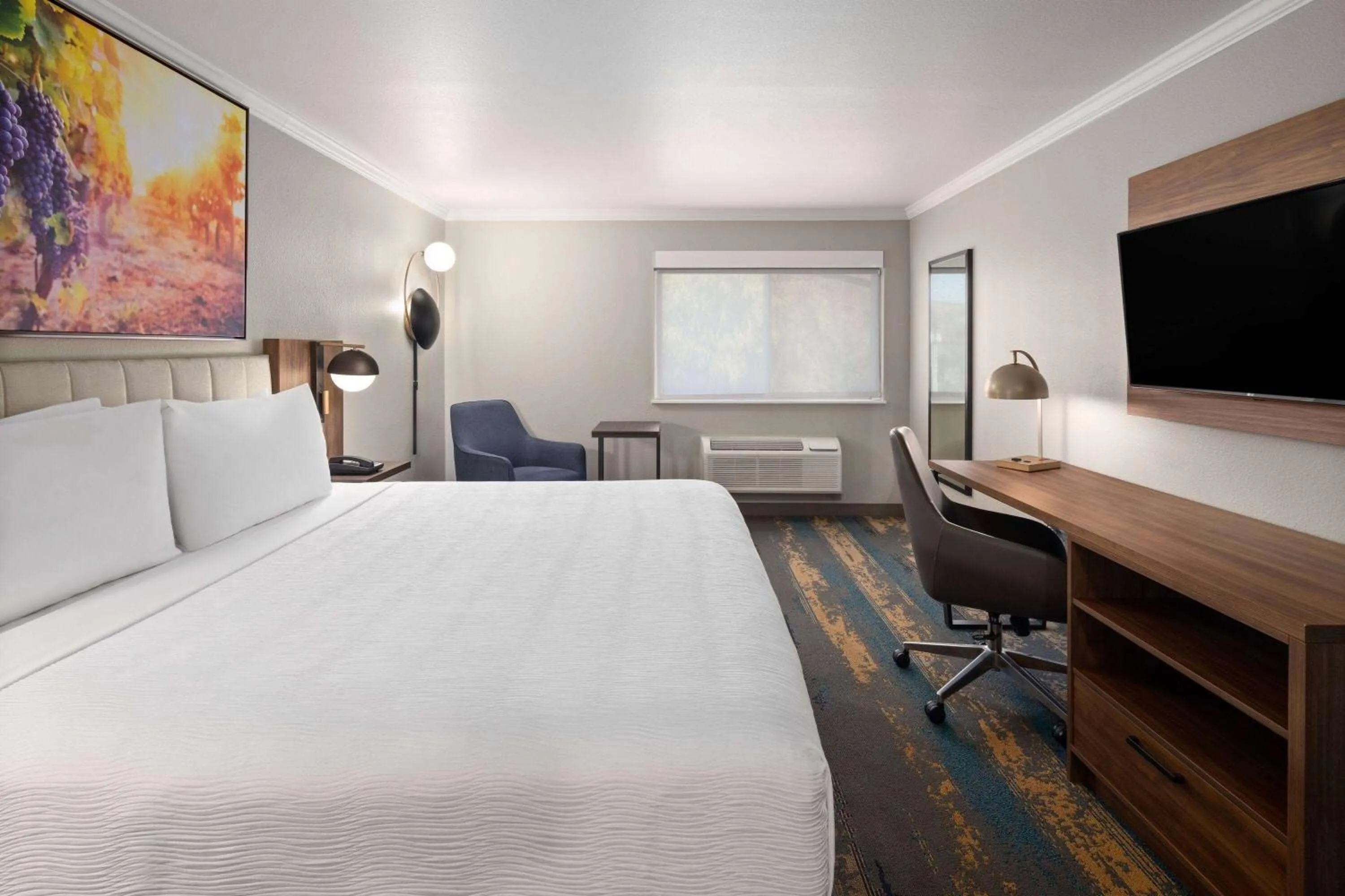 Photo of the whole room, Bed in La Quinta Inn & Suites by Wyndham Yakima Downtown