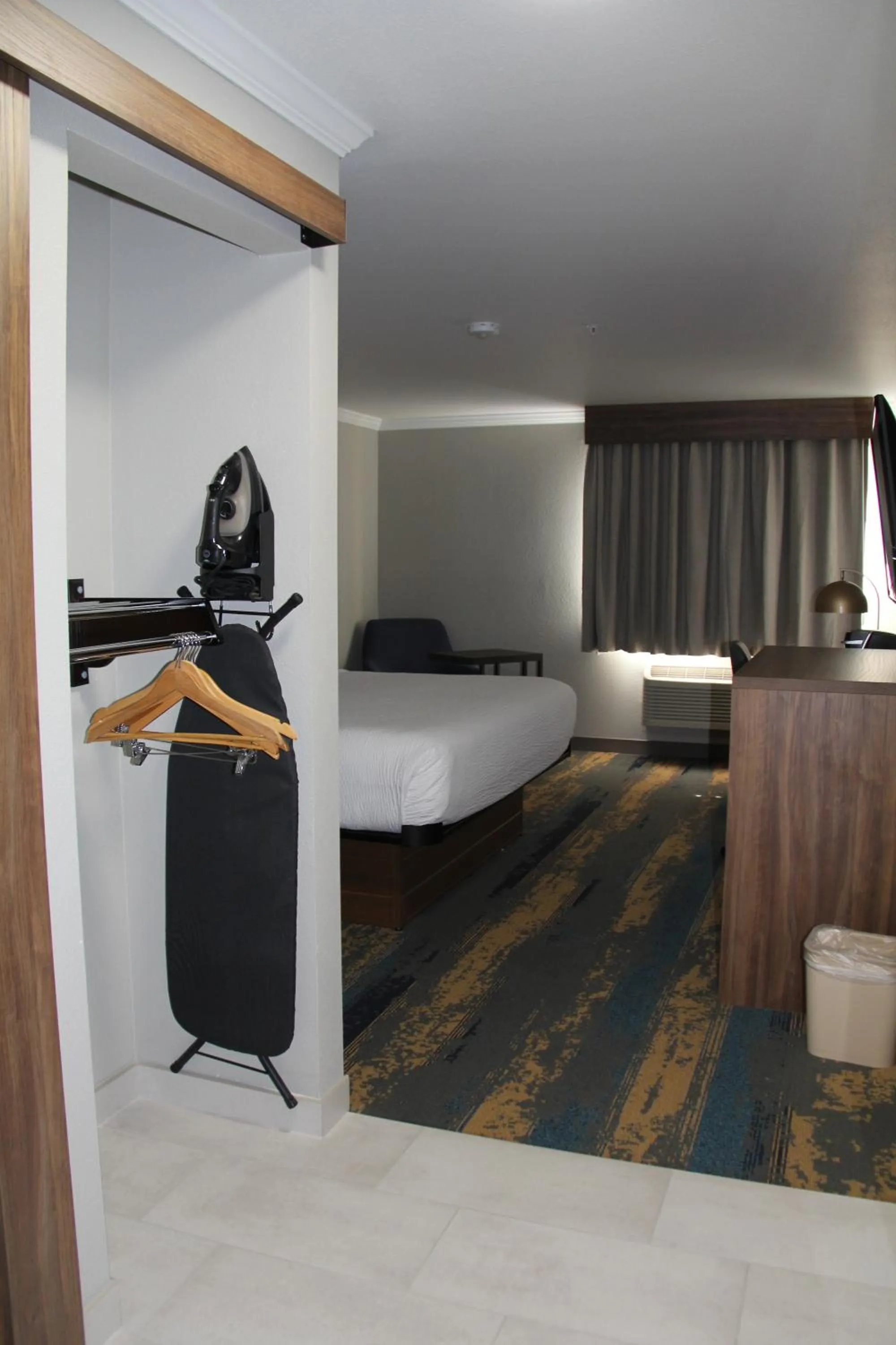 Bed in La Quinta Inn & Suites by Wyndham Yakima Downtown