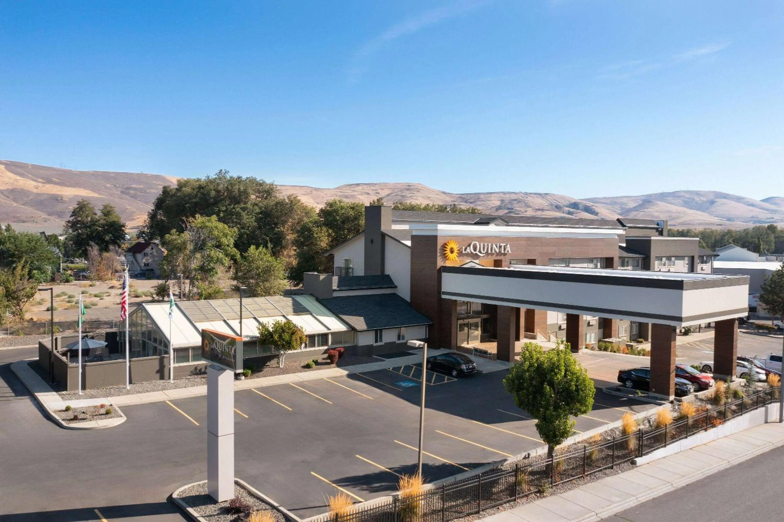 Property building in La Quinta Inn & Suites by Wyndham Yakima Downtown