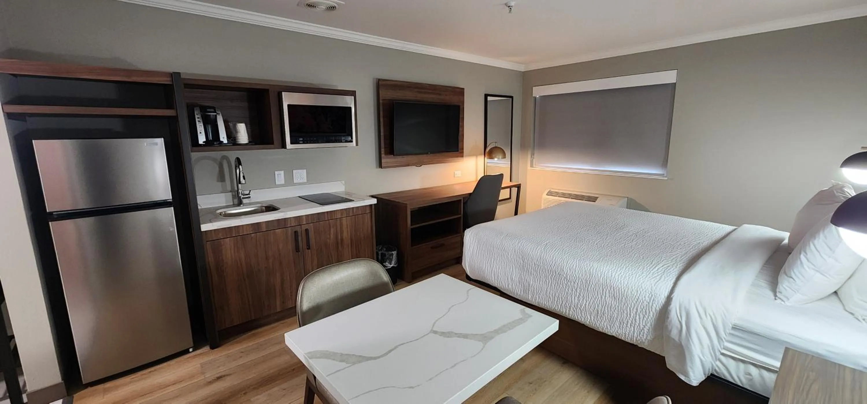 Bed in La Quinta Inn & Suites by Wyndham Yakima Downtown