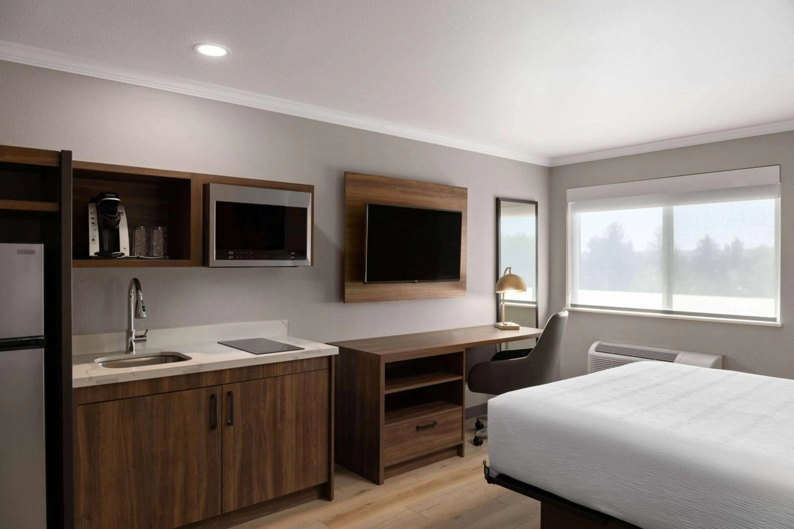 Photo of the whole room, Bed in La Quinta Inn & Suites by Wyndham Yakima Downtown