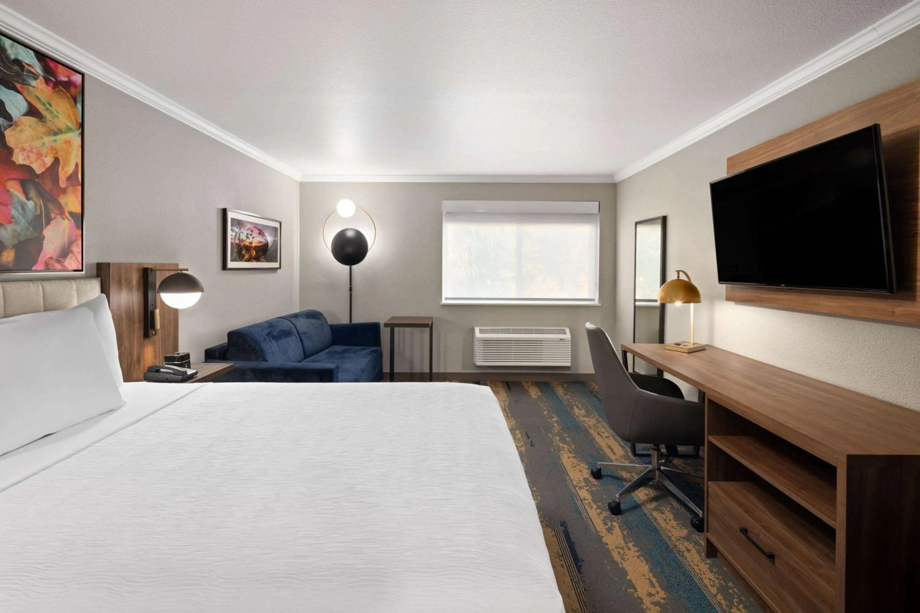 Photo of the whole room, Bed in La Quinta Inn & Suites by Wyndham Yakima Downtown