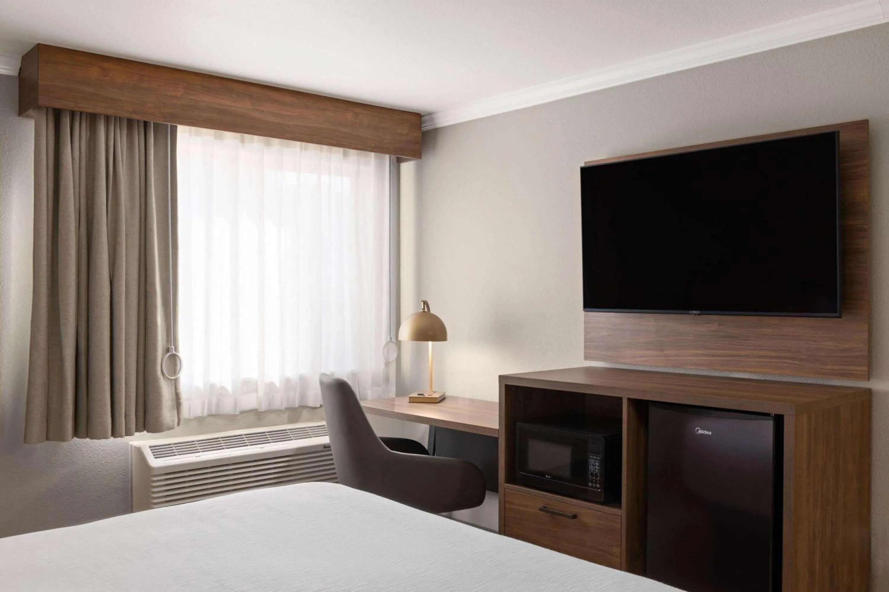 Photo of the whole room, Bed in La Quinta Inn & Suites by Wyndham Yakima Downtown