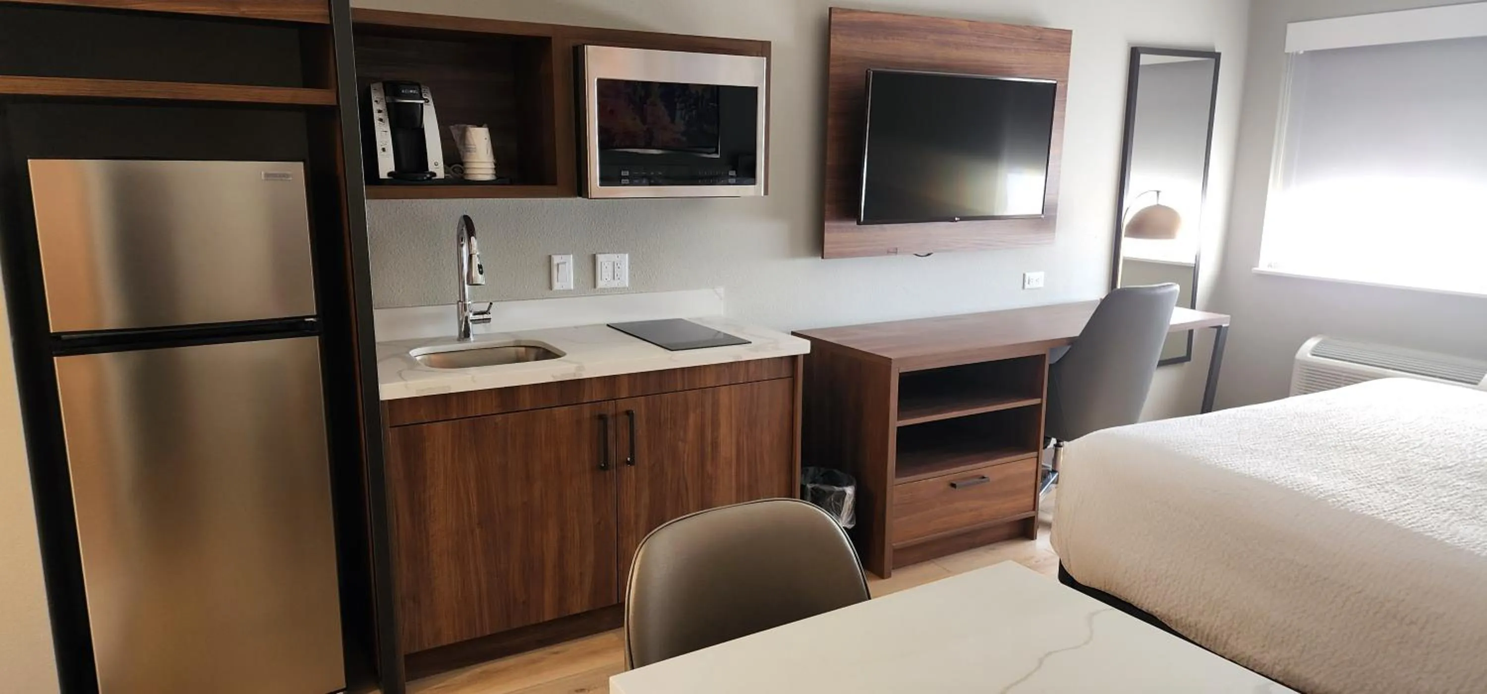 Bed in La Quinta Inn & Suites by Wyndham Yakima Downtown