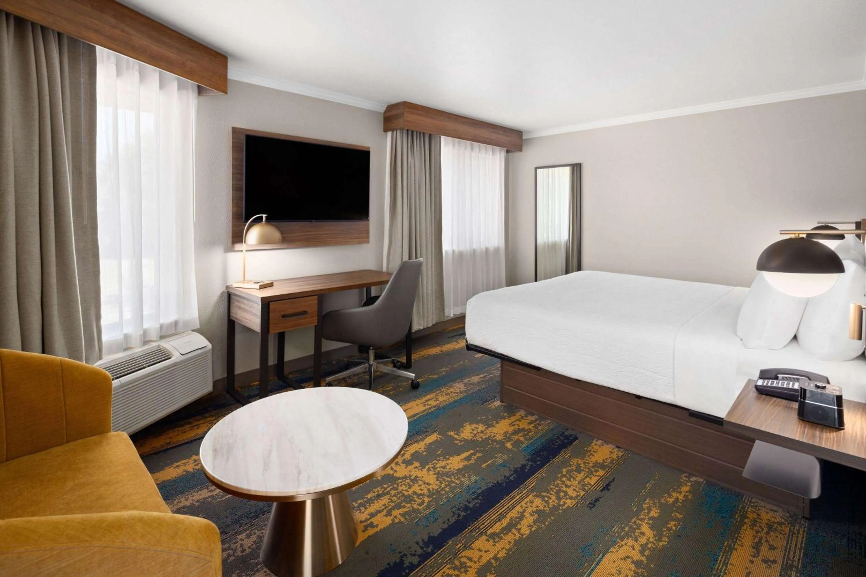 Photo of the whole room, Bed in La Quinta Inn & Suites by Wyndham Yakima Downtown