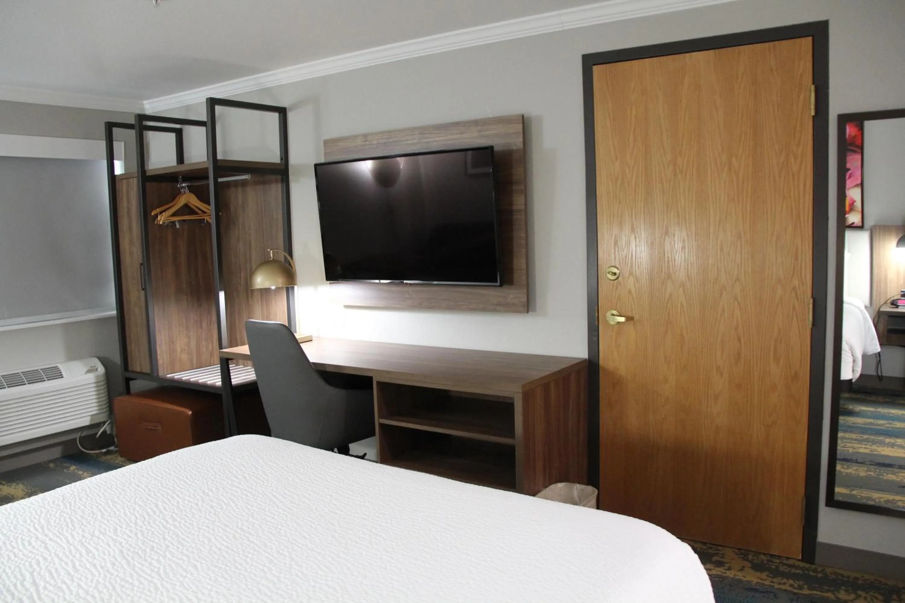 Bed in La Quinta Inn & Suites by Wyndham Yakima Downtown