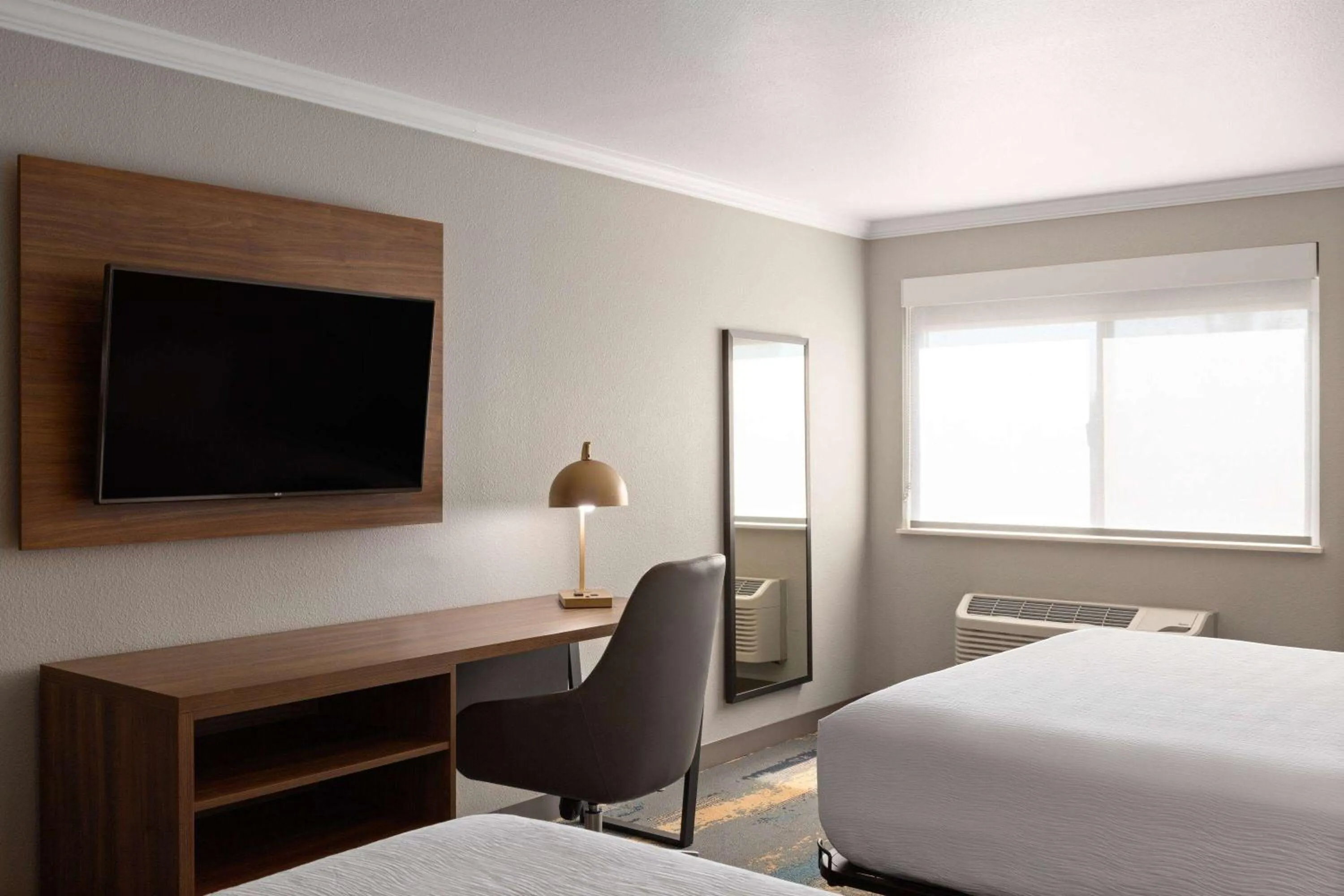 Photo of the whole room, Bed in La Quinta Inn & Suites by Wyndham Yakima Downtown