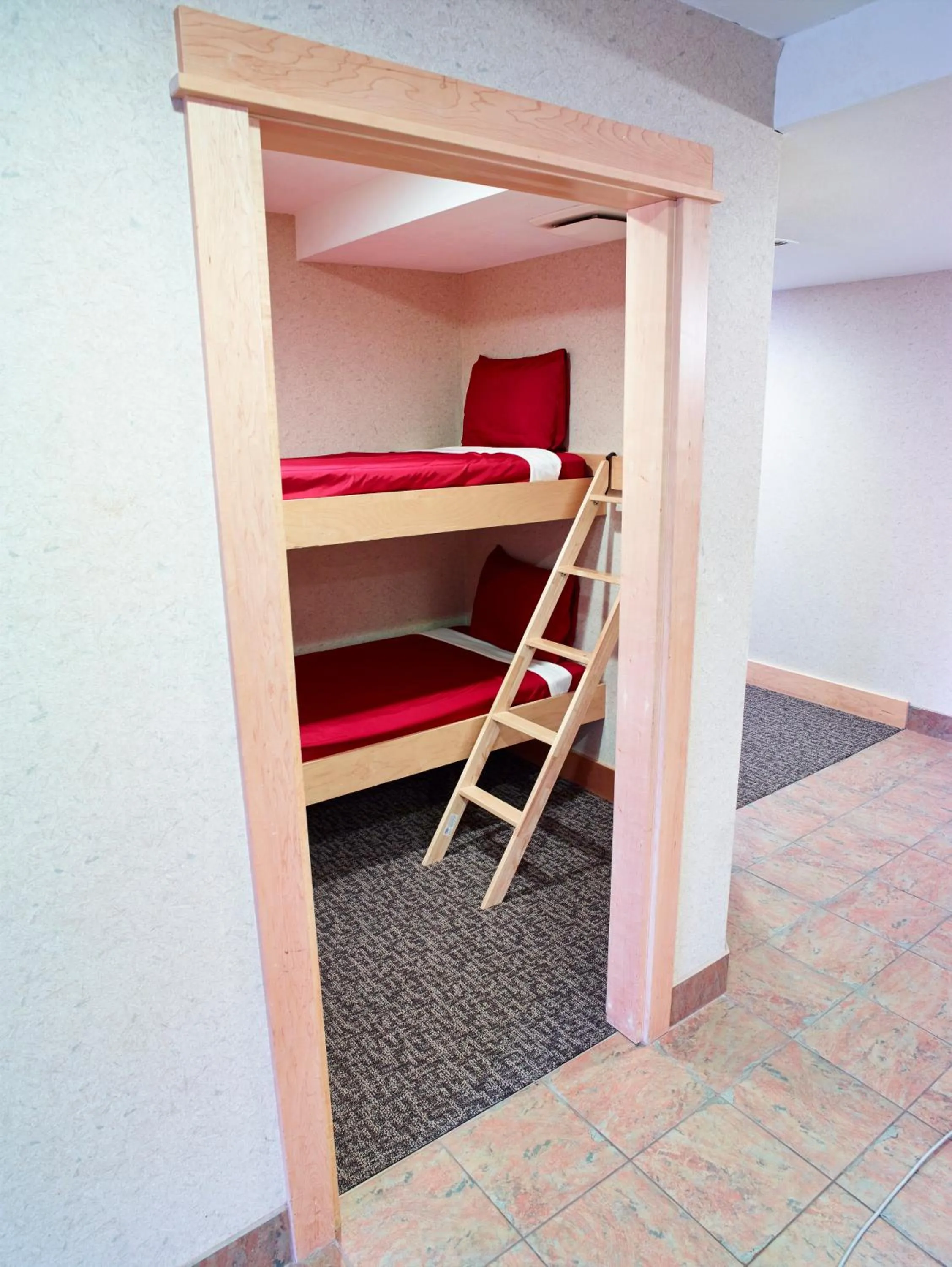 Bed in LivINN Hotel Minneapolis North / Fridley