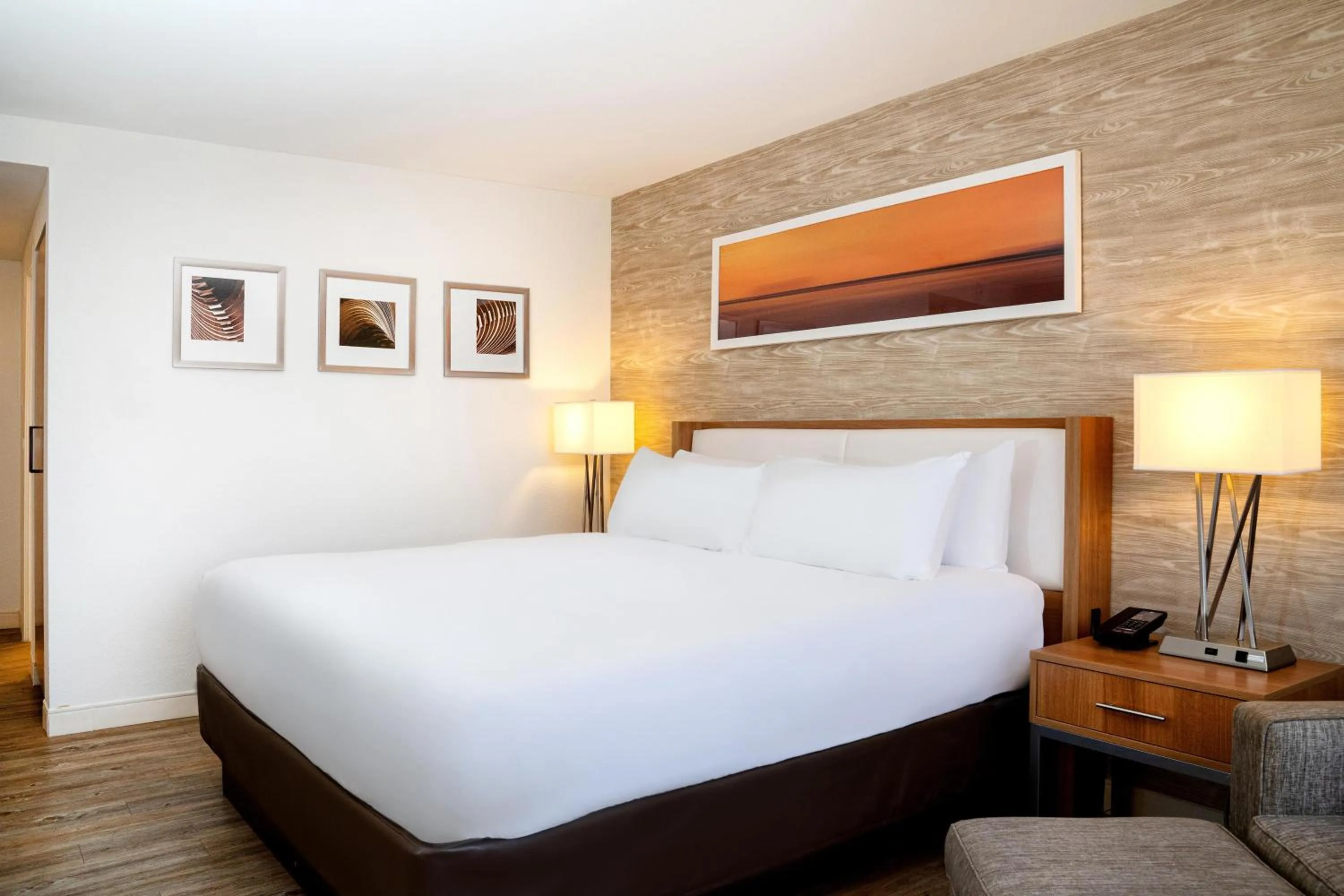 Living room, Bed in DoubleTree by Hilton Kitchener