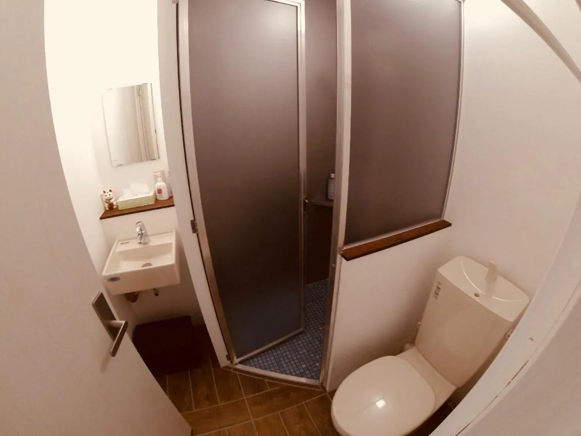 Shower in Uno Port Inn