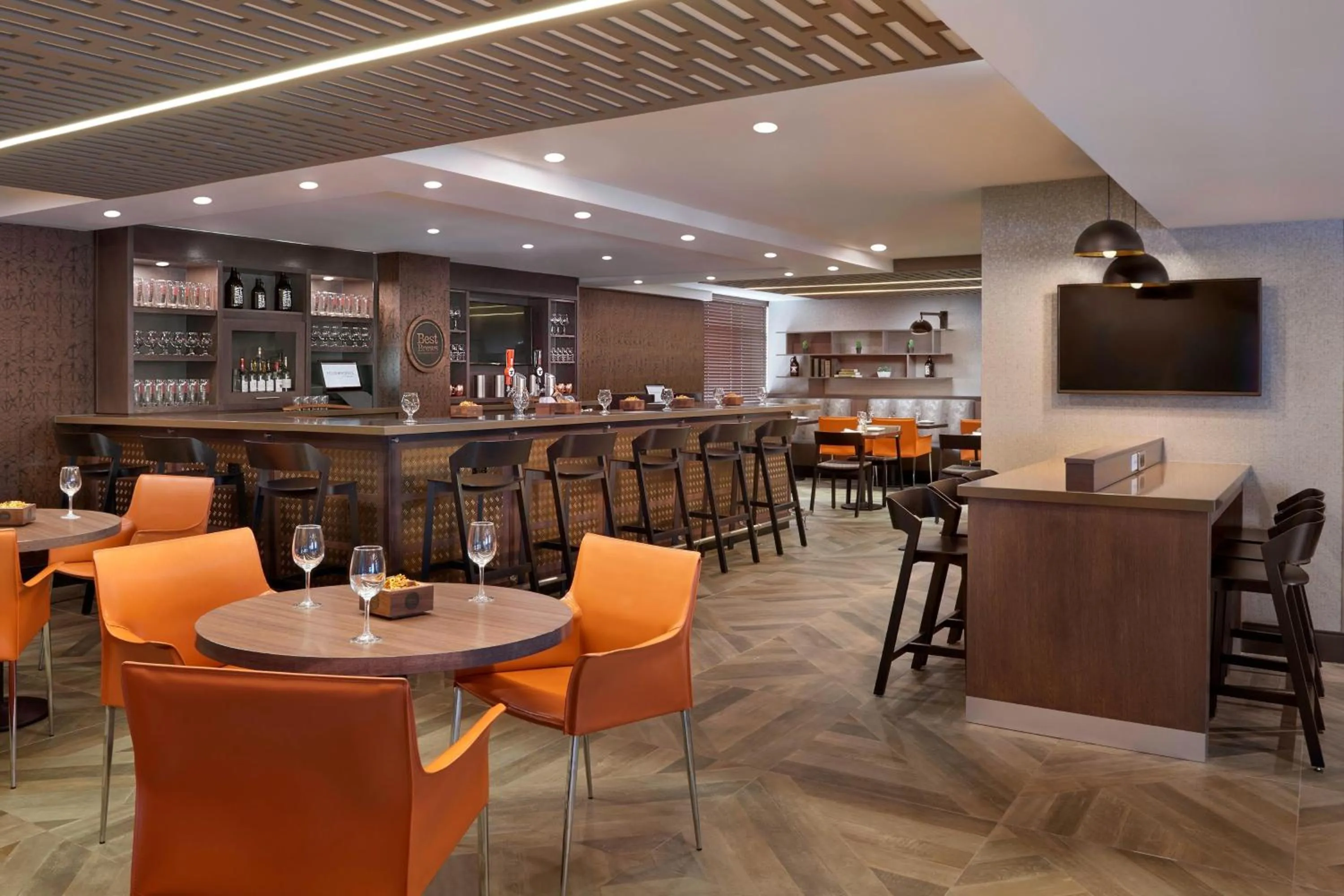 Lounge or bar in Four Points by Sheraton Hamilton - Stoney Creek