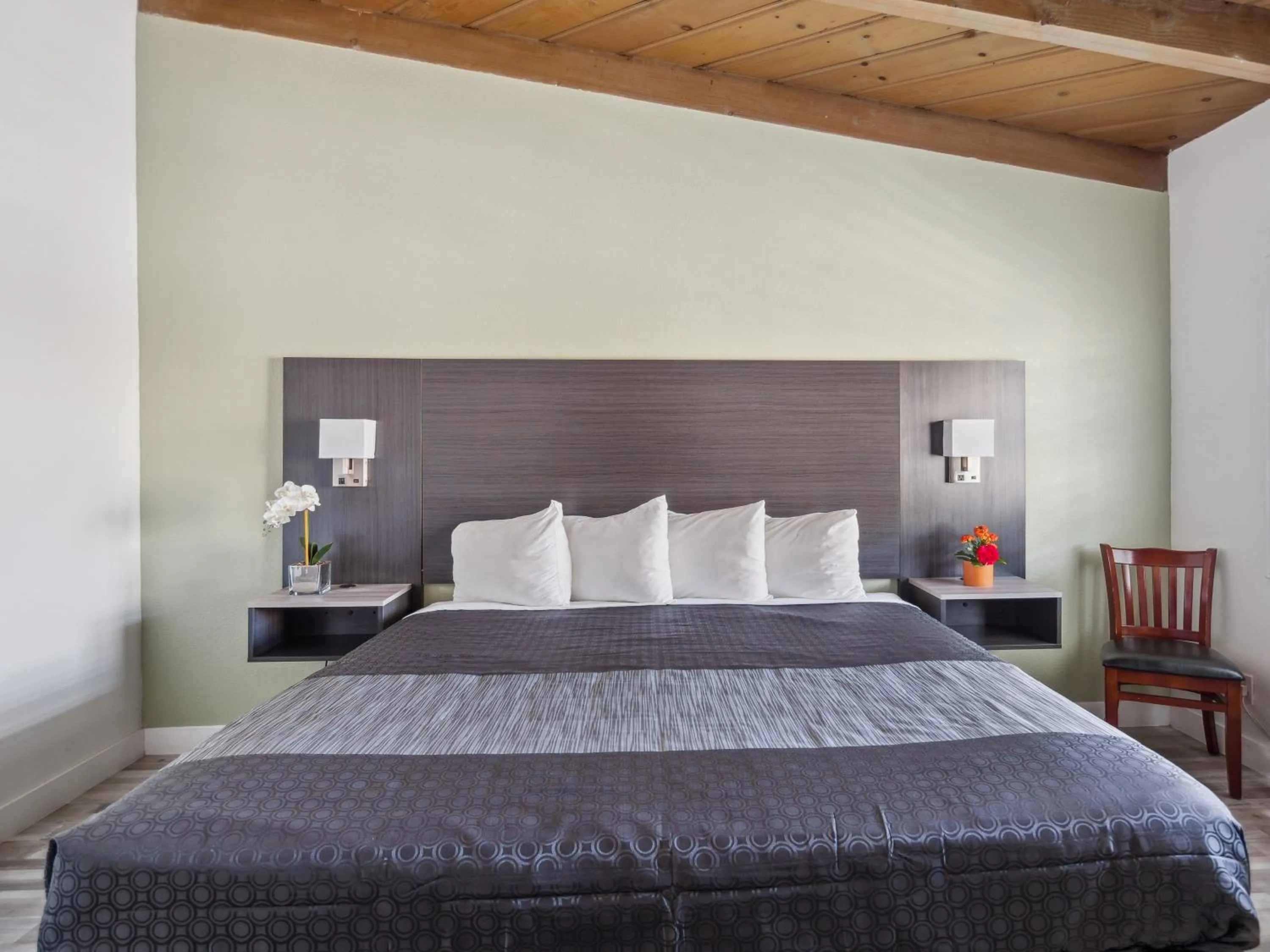 Bed in Discovery Inn Monterey Bay