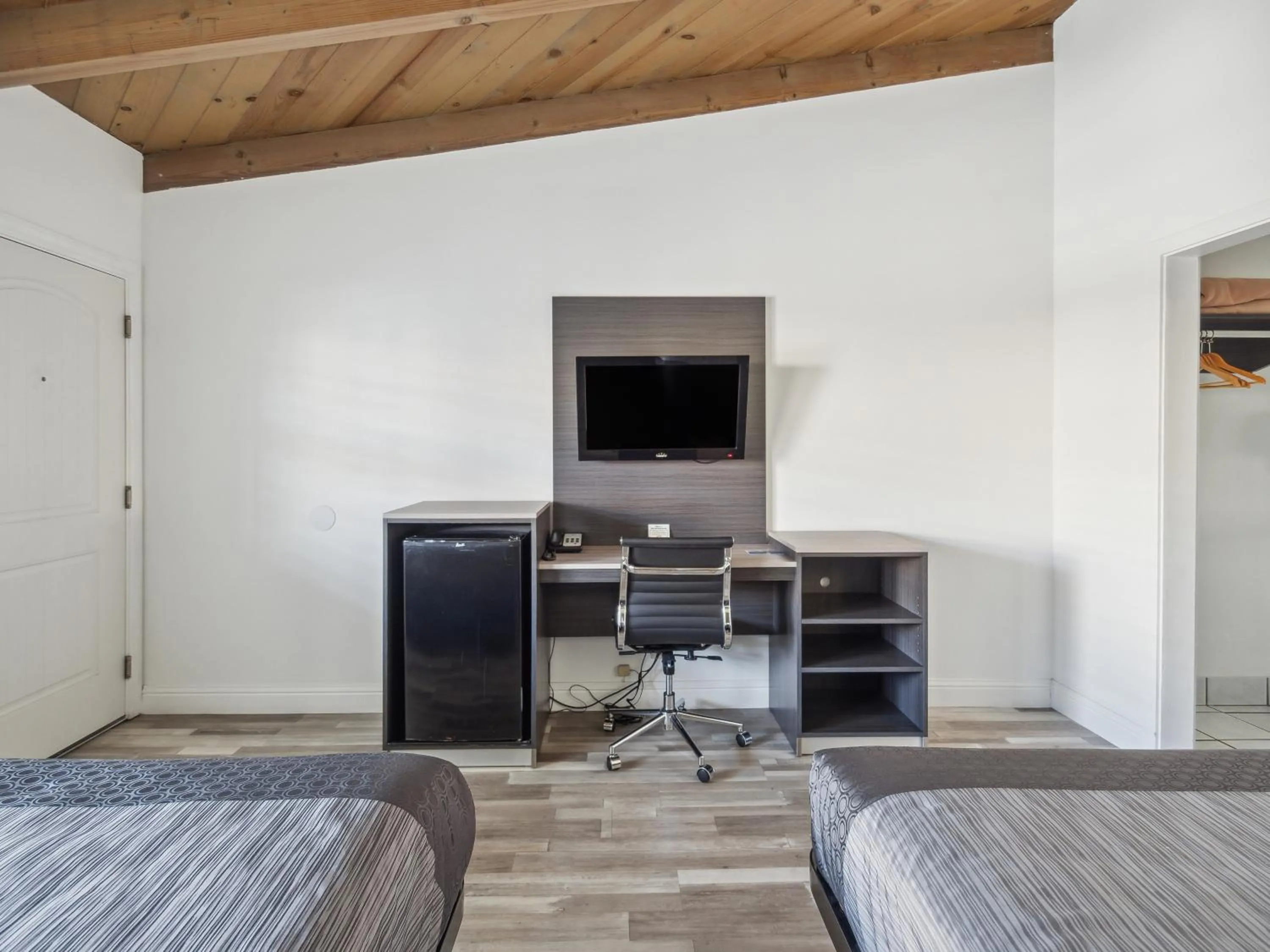 Bed in Discovery Inn Monterey Bay