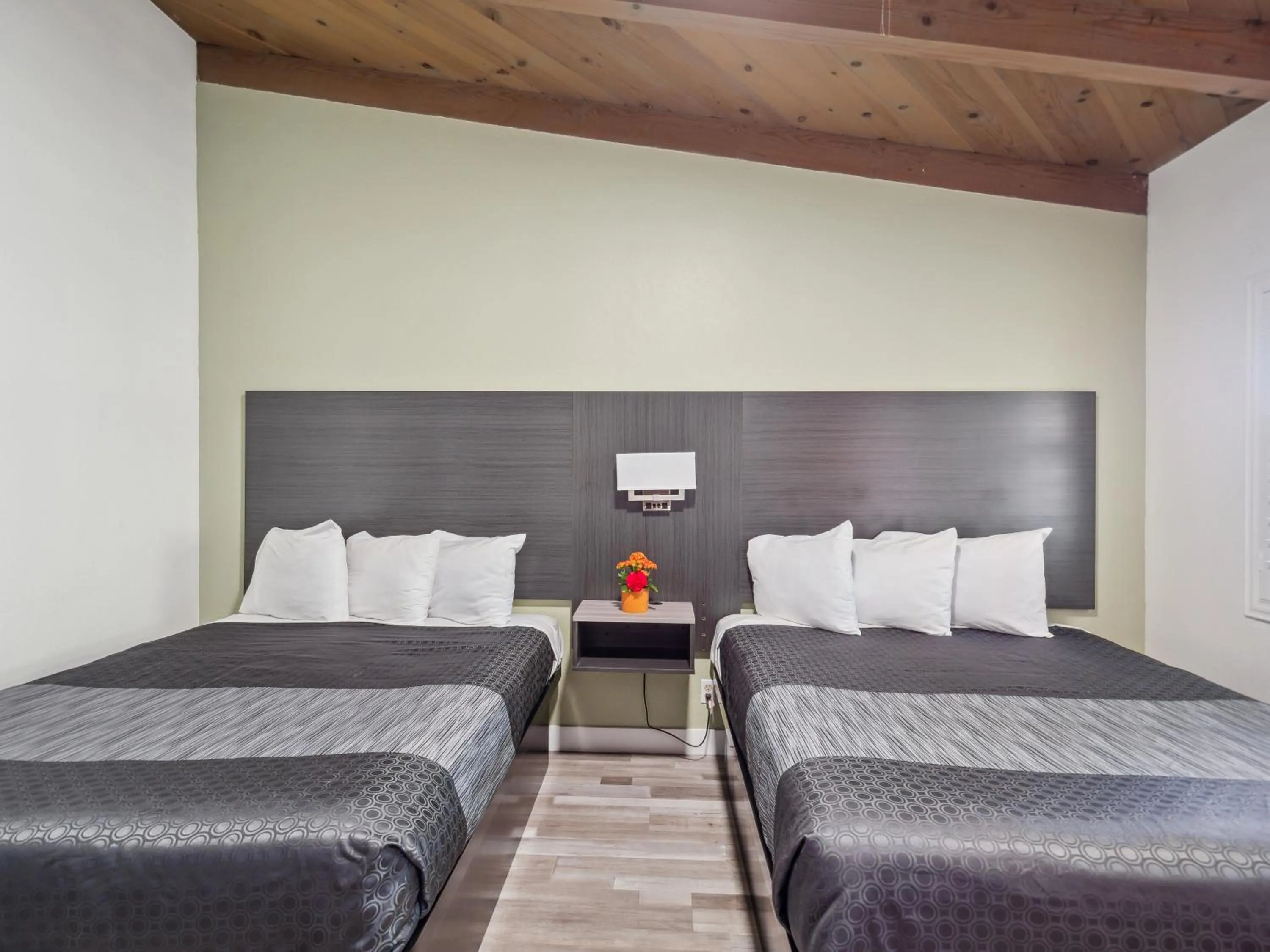 Bed in Discovery Inn Monterey Bay