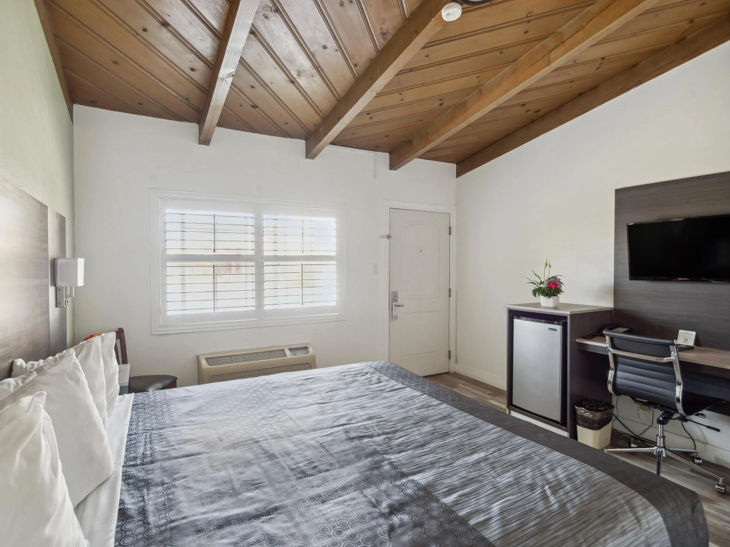 Bed in Discovery Inn Monterey Bay