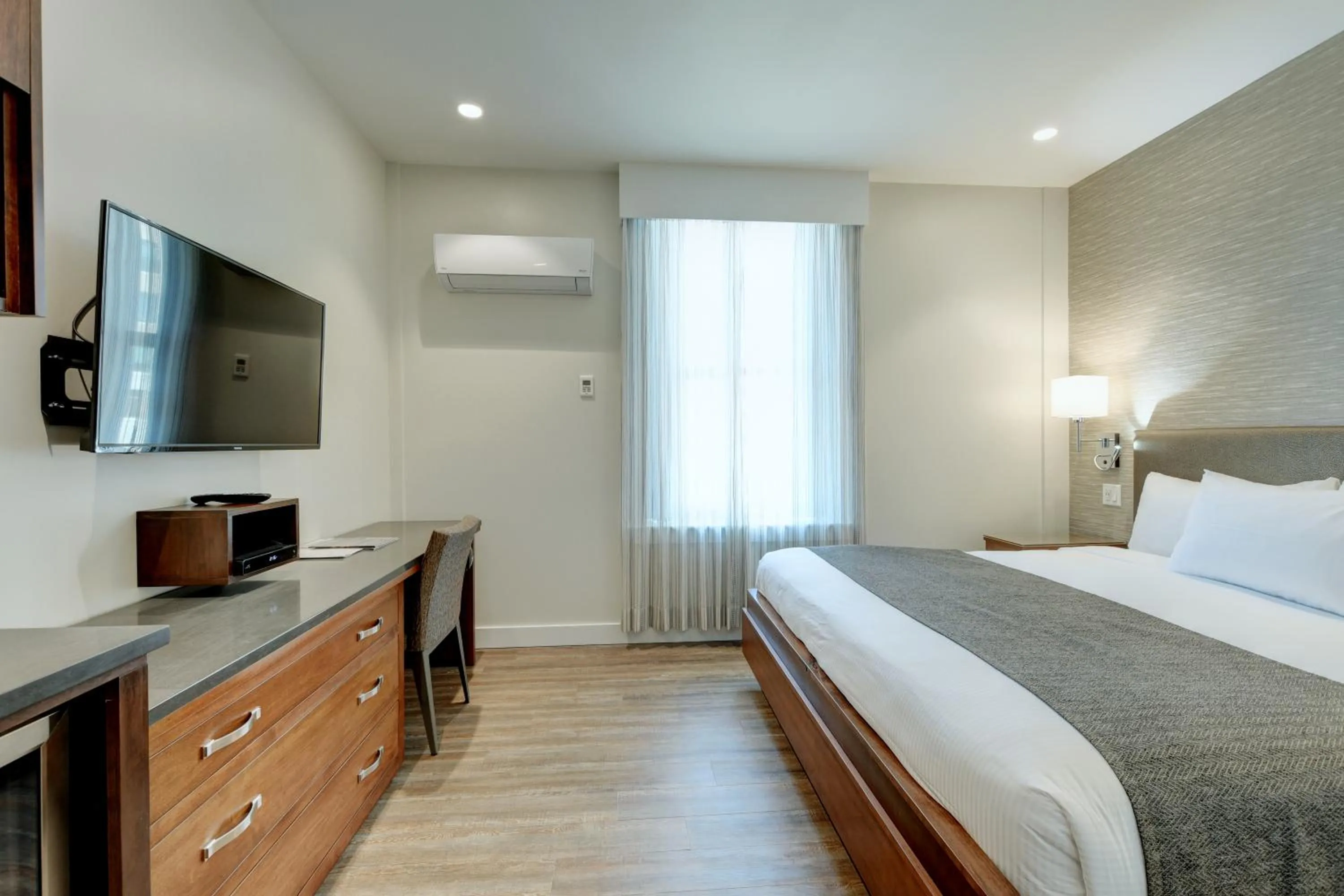 Photo of the whole room, Bed in Strathcona Hotel