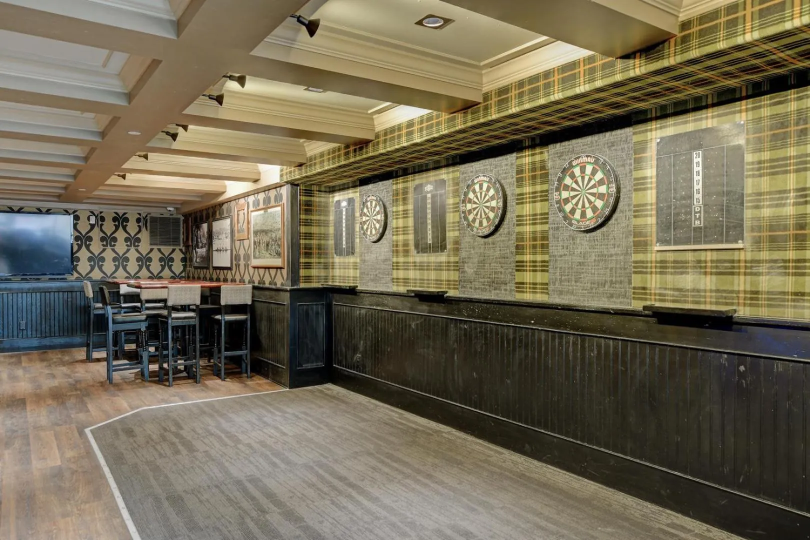 Restaurant/places to eat in Strathcona Hotel