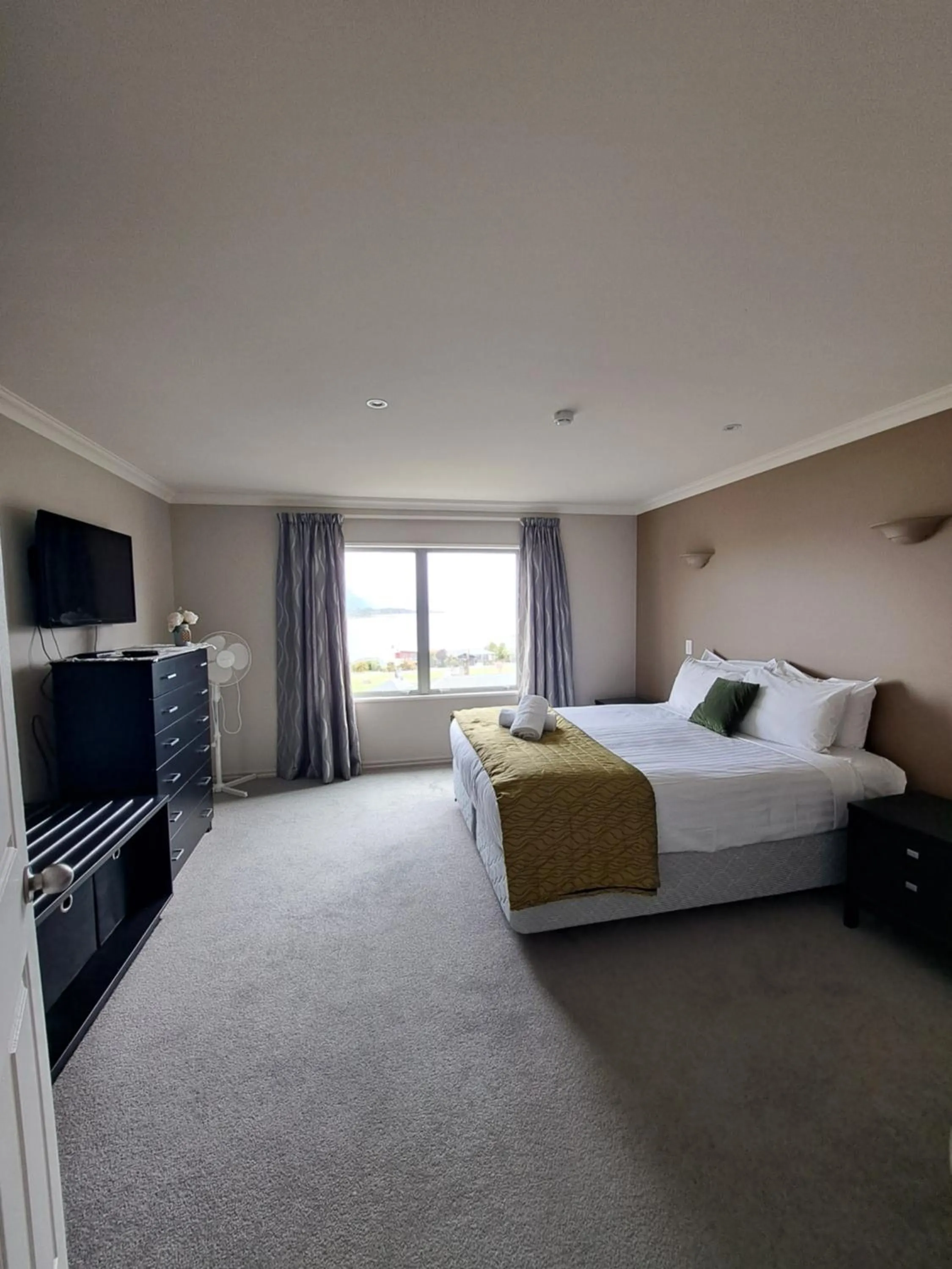 Bedroom, Bed in Hotel Lake Brunner