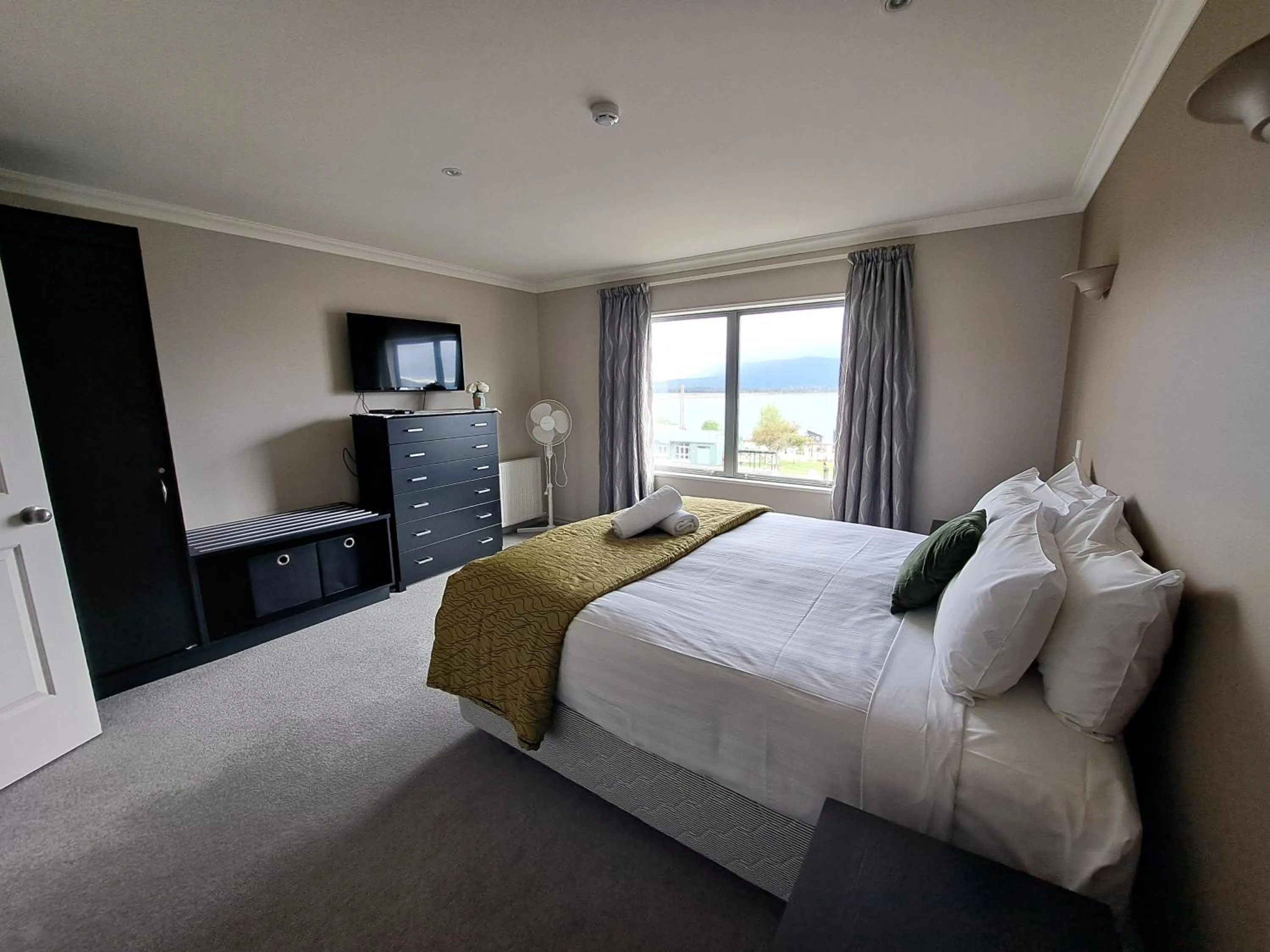 Bedroom, Bed in Hotel Lake Brunner