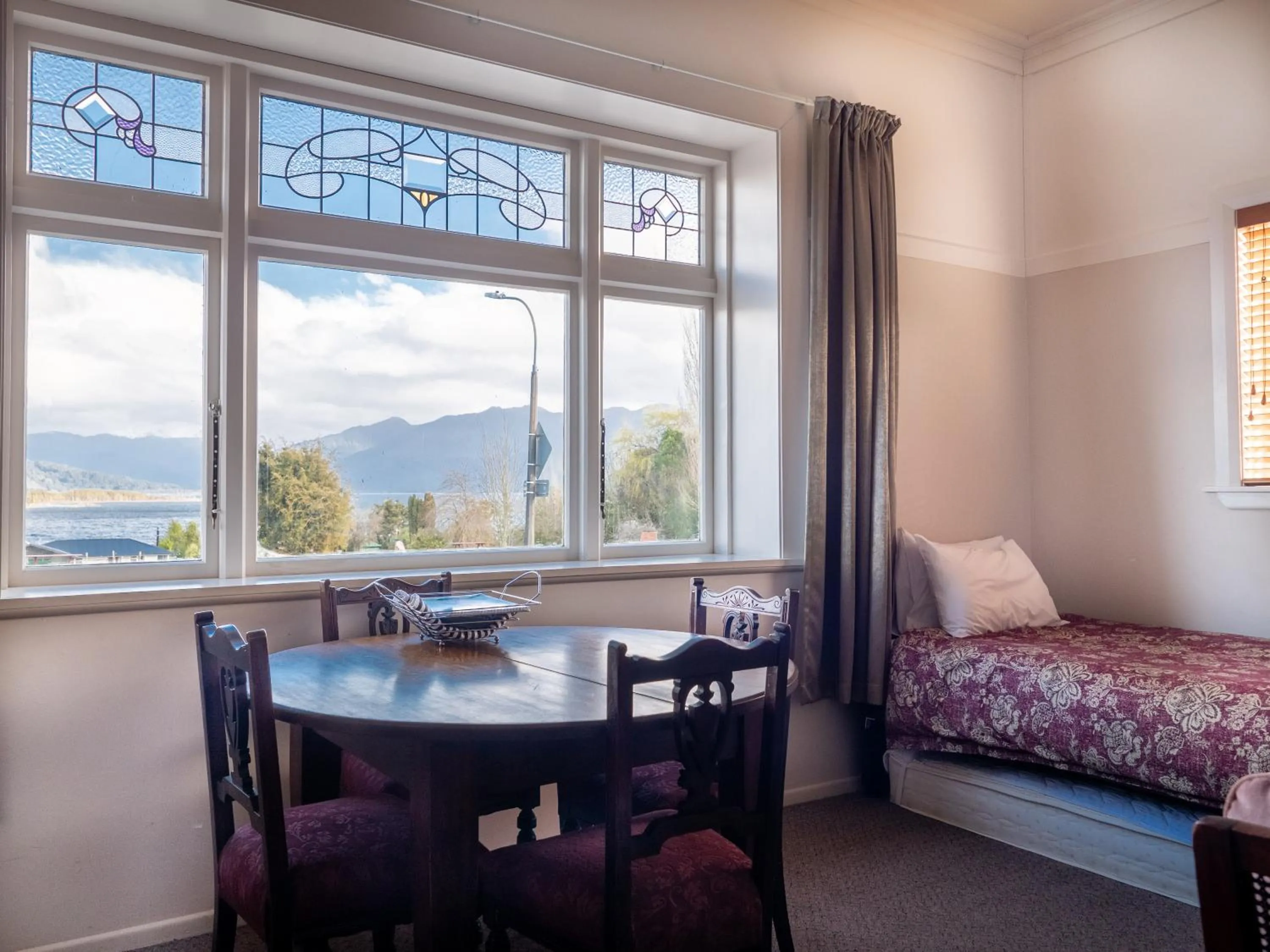 Dining area, Bed in Hotel Lake Brunner