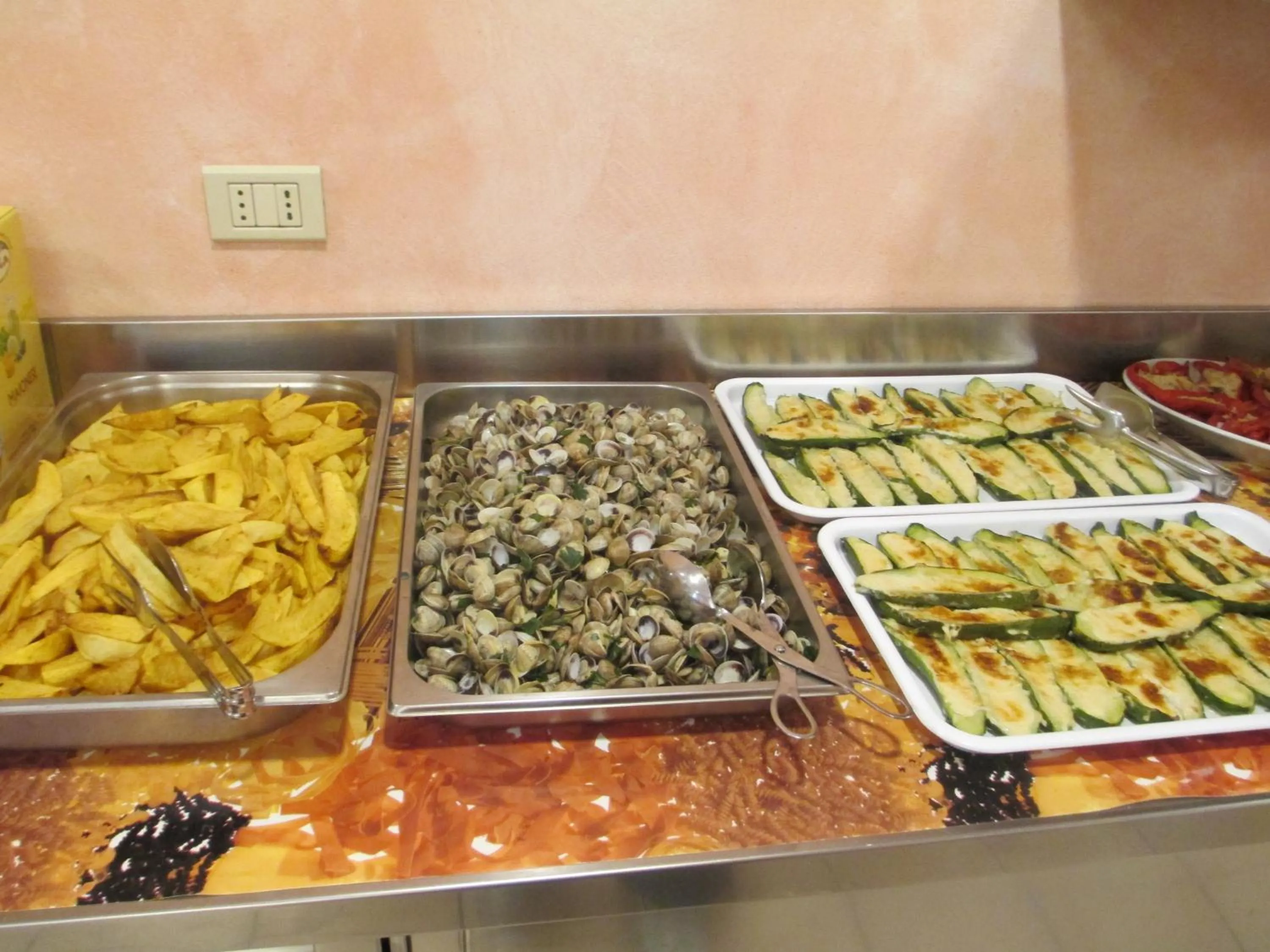 Restaurant/places to eat in Hotel Smile